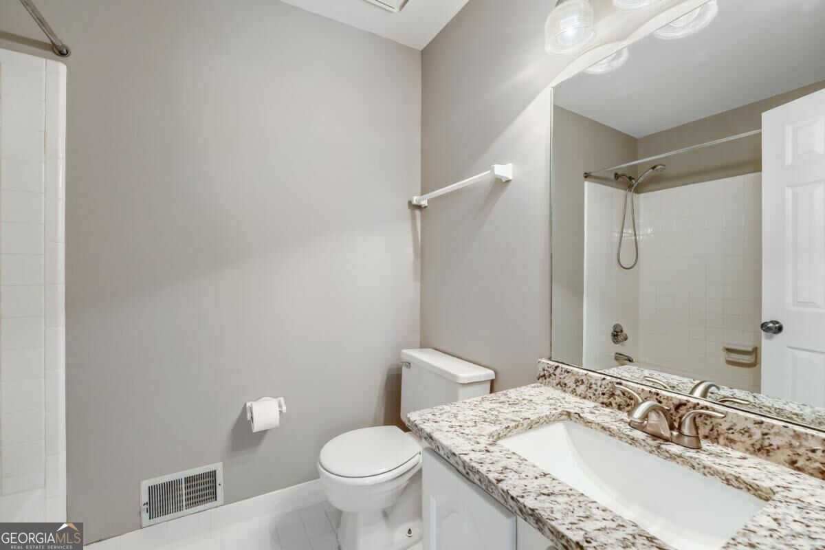 594 Harcourt Place Se Property Photo 13