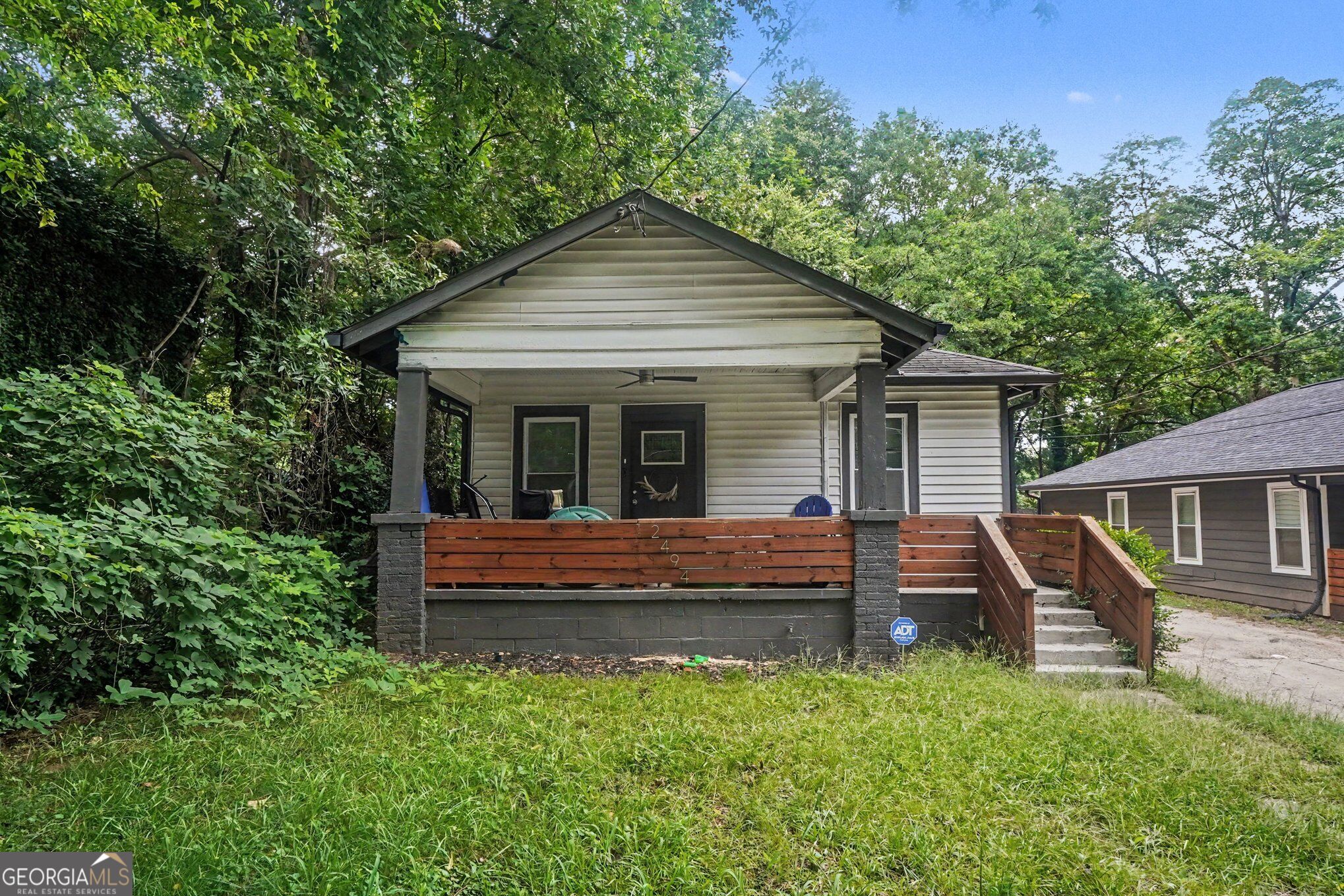 2494 Lester Street Property Photo 1