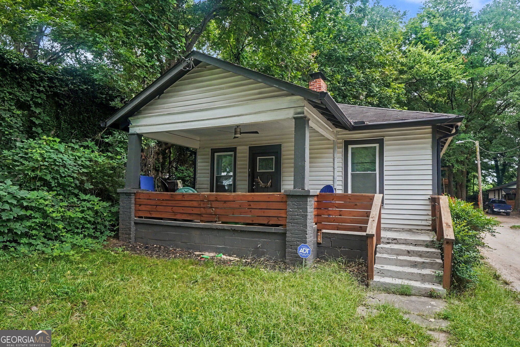2494 Lester Street Property Photo 2