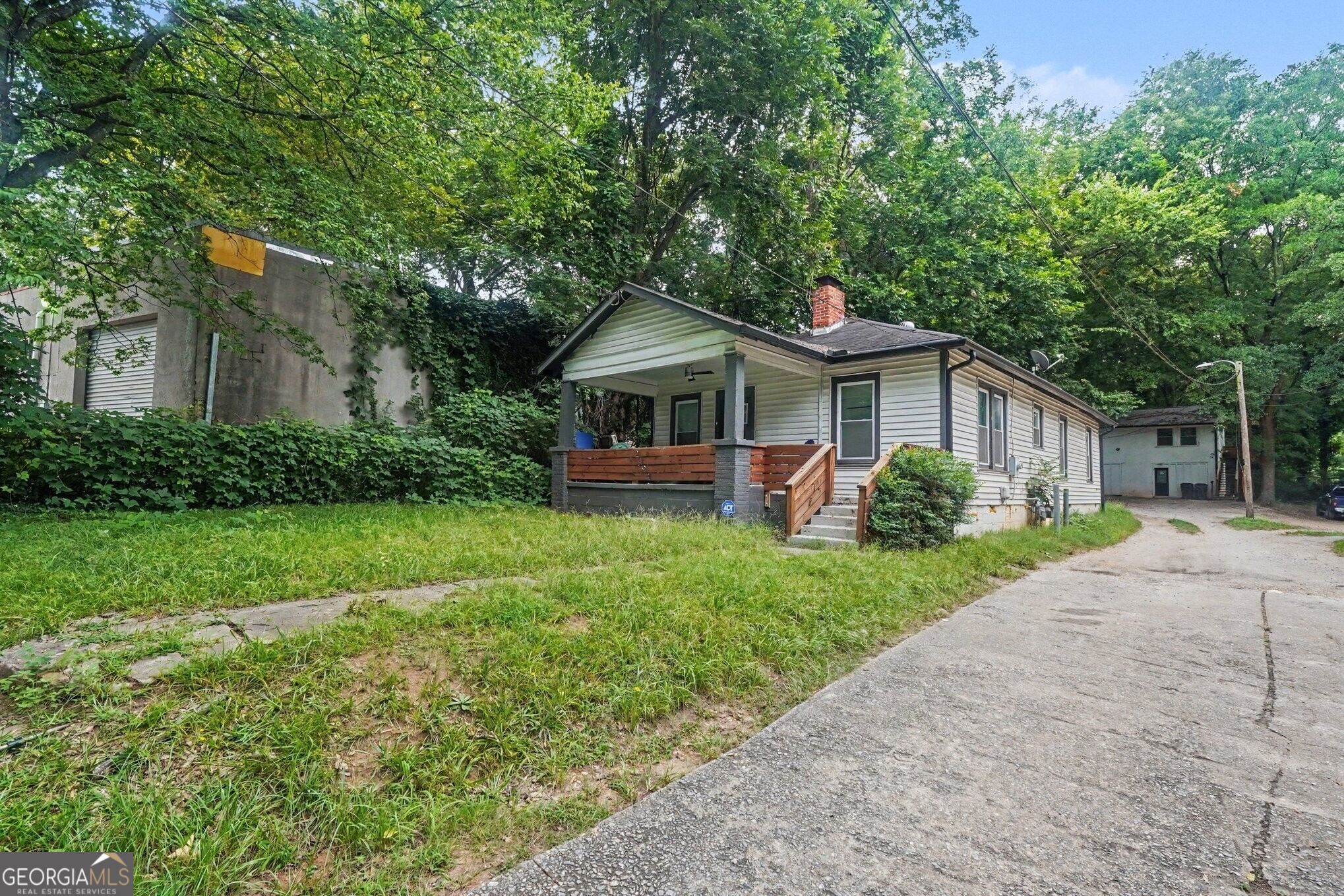 2494 Lester Street Property Photo 5