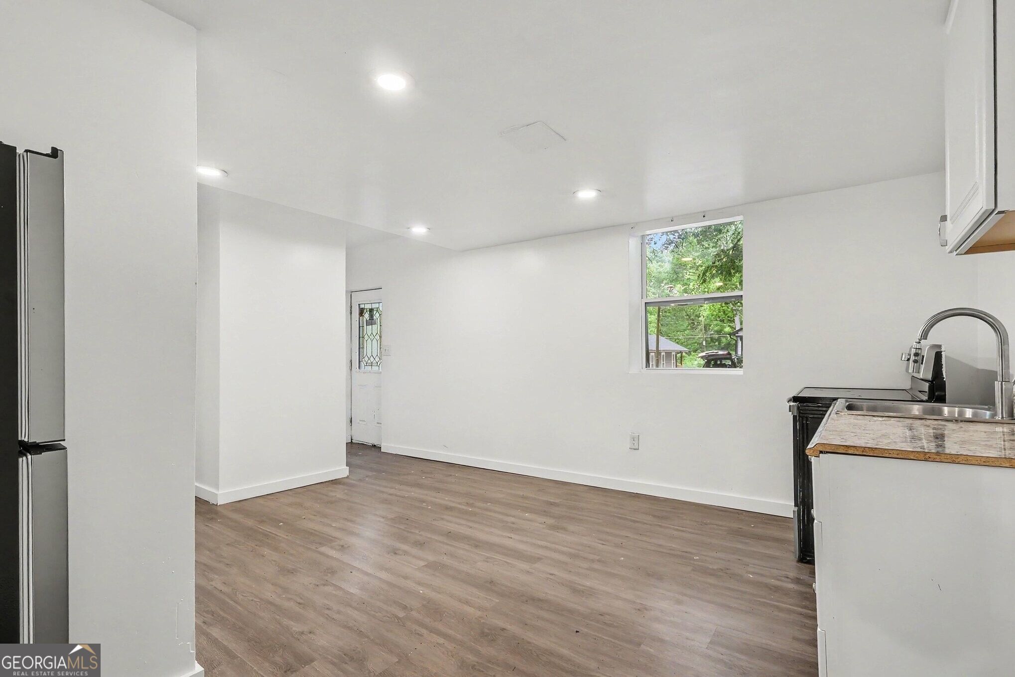 2494 Lester Street Property Photo 9