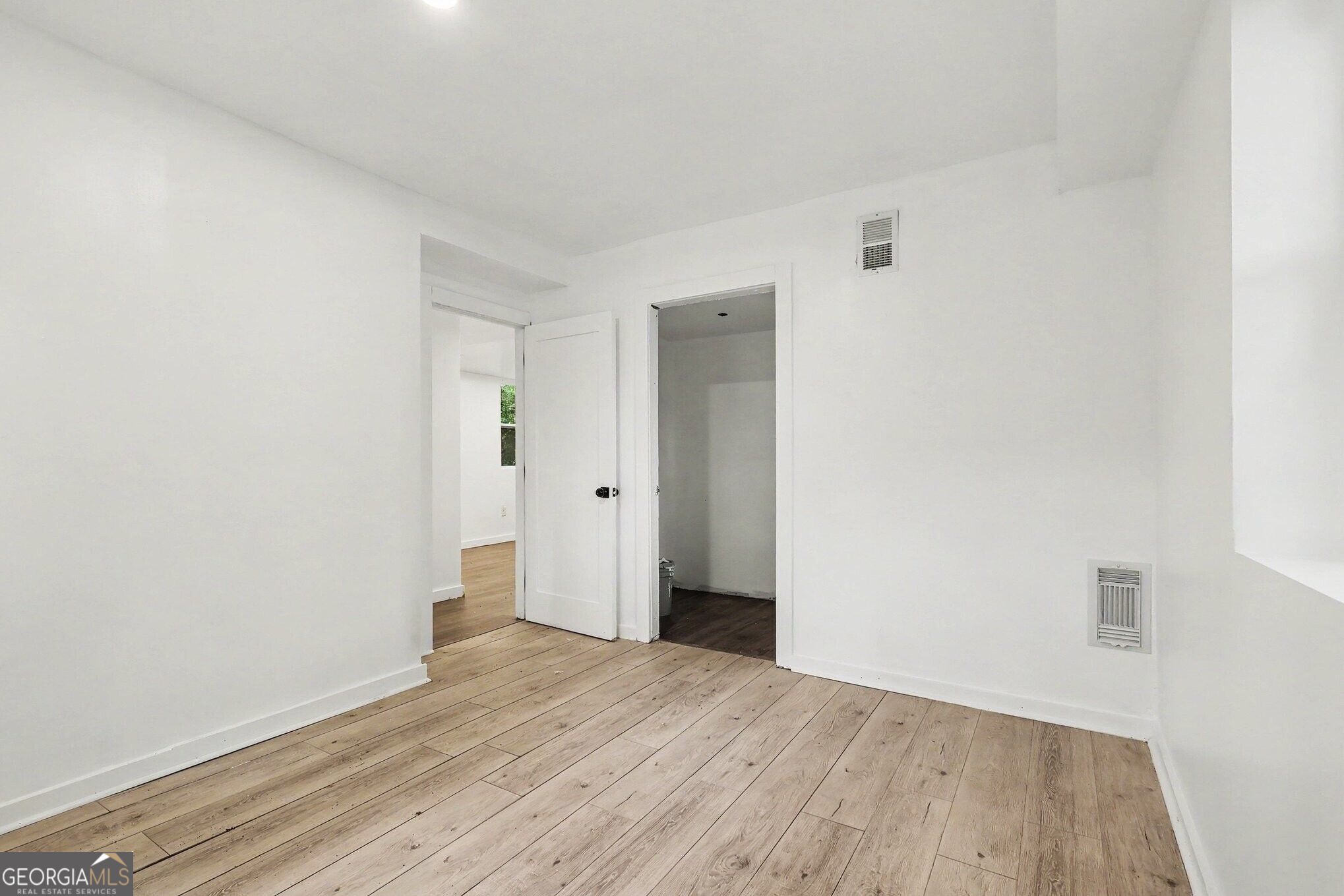 2494 Lester Street Property Photo 14