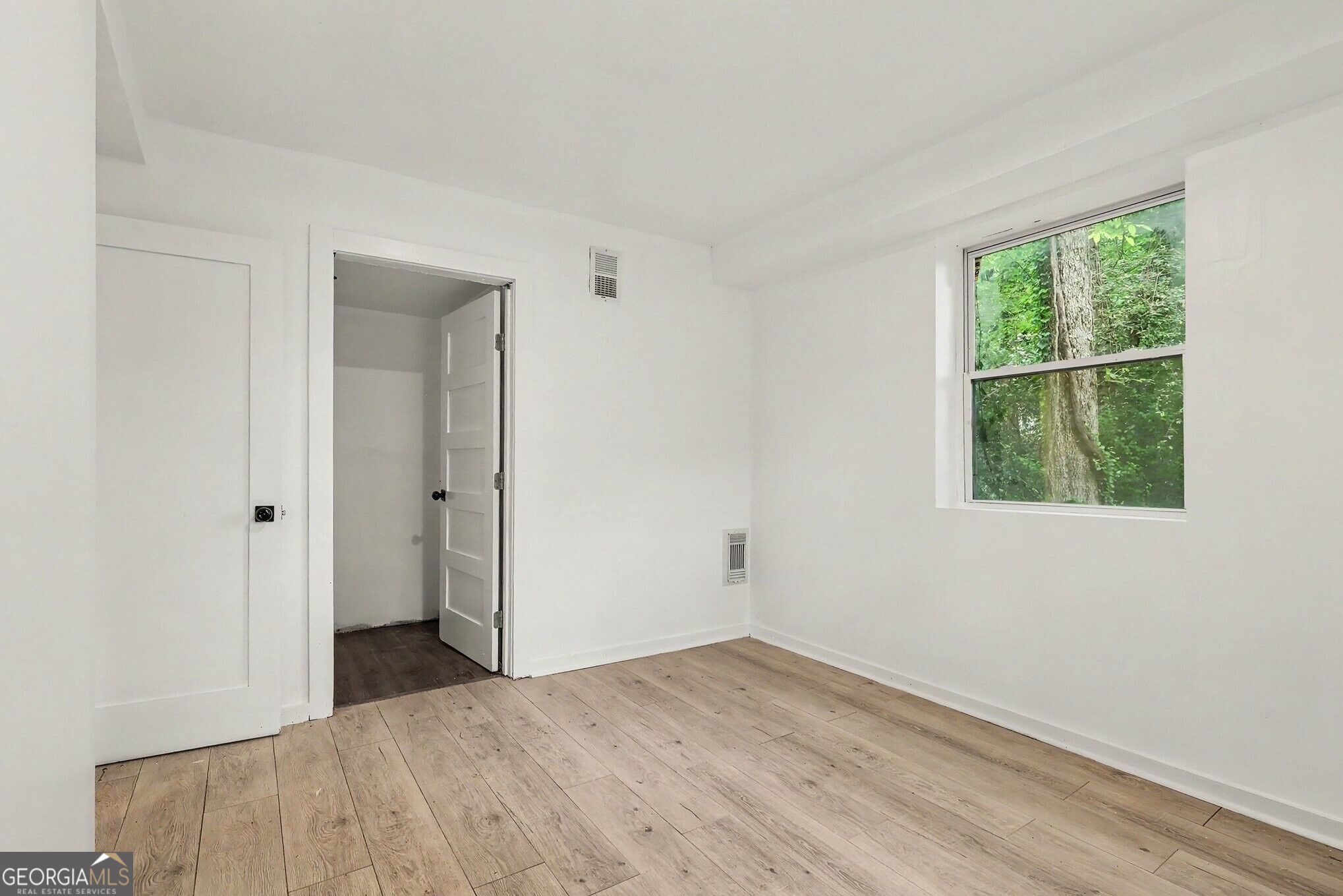 2494 Lester Street Property Photo 15