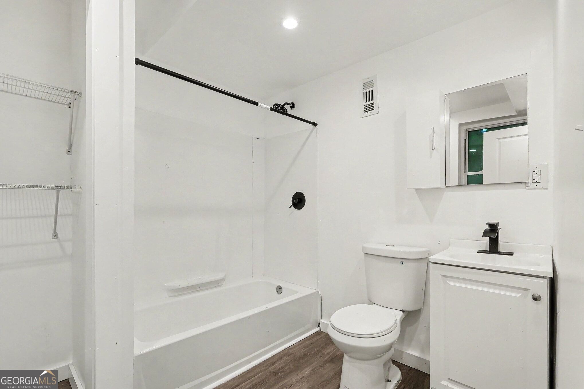 2494 Lester Street Property Photo 18