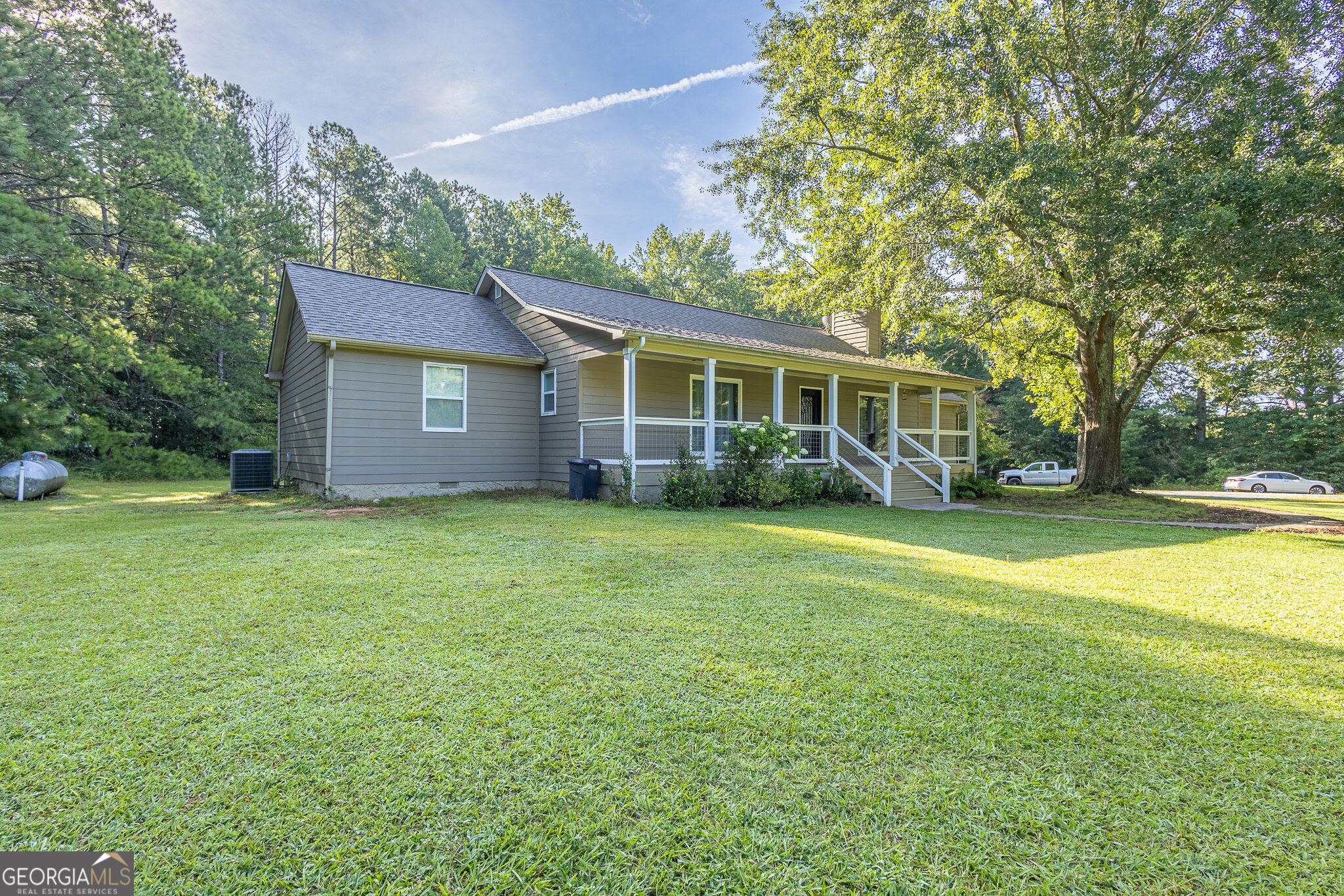 2553 Daniel Road Property Photo 2