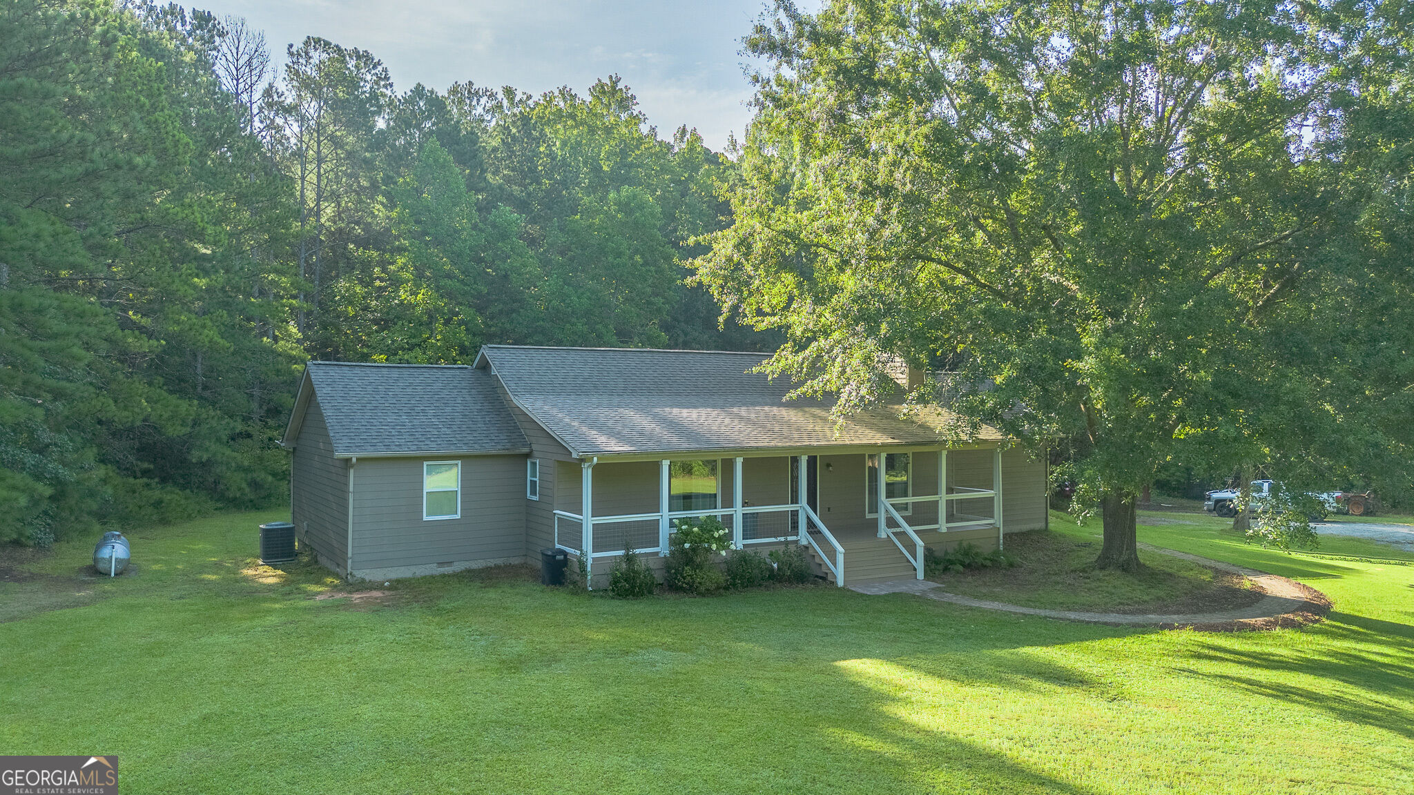 2553 Daniel Road Property Photo 4
