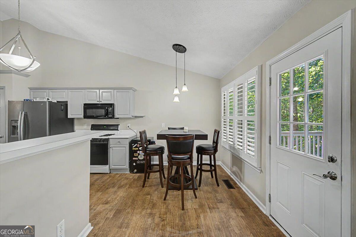 73 Victorian Court Property Photo 12