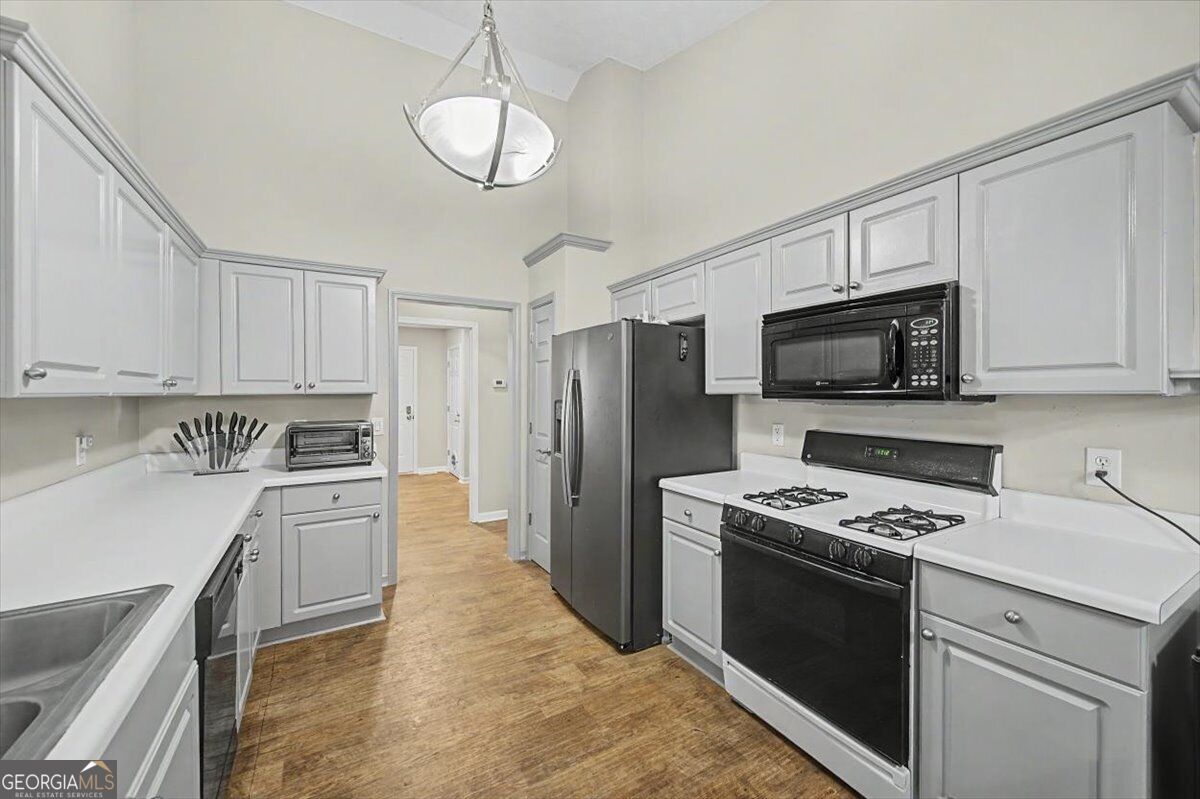 73 Victorian Court Property Photo 14