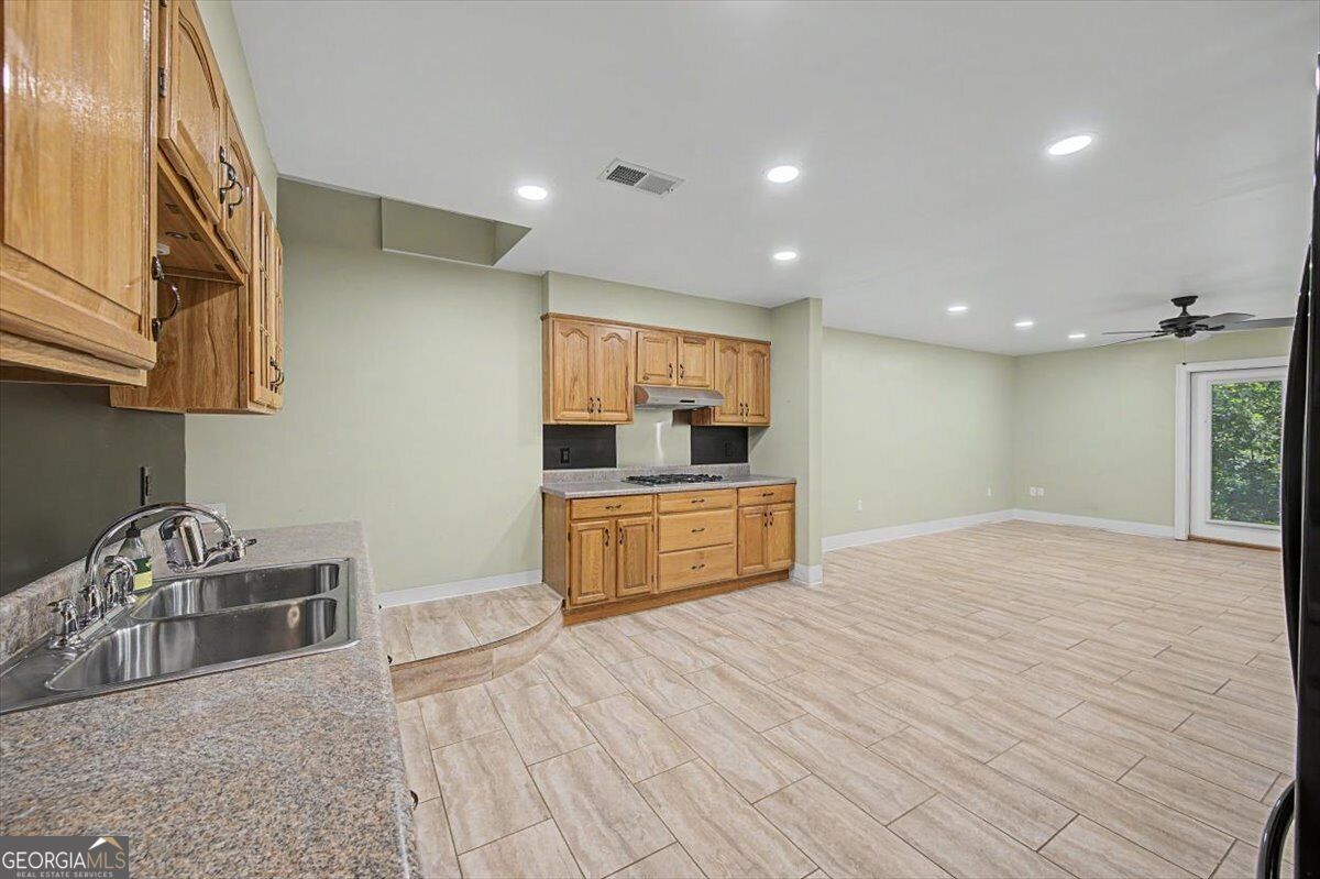 73 Victorian Court Property Photo 34