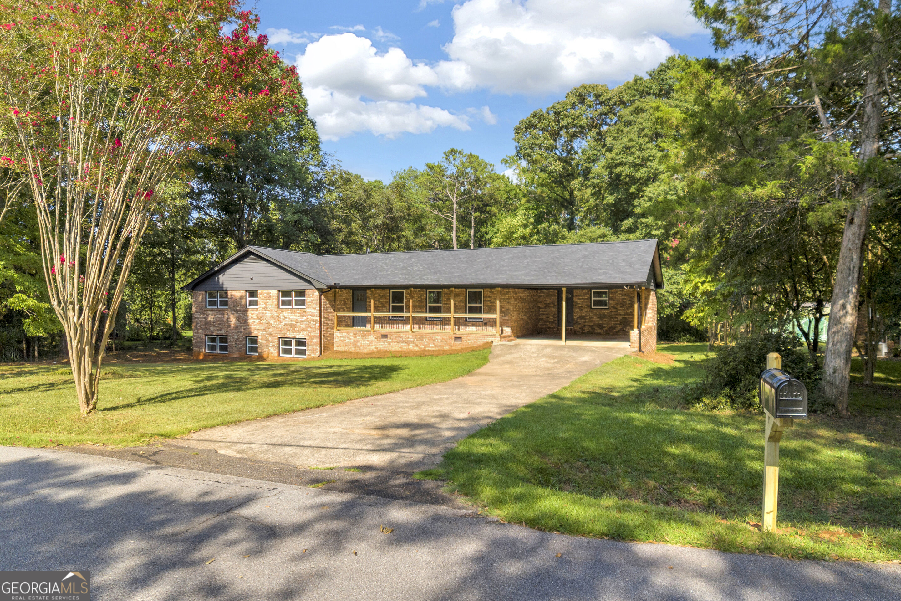 140 Benjamin Drive Property Photo 3