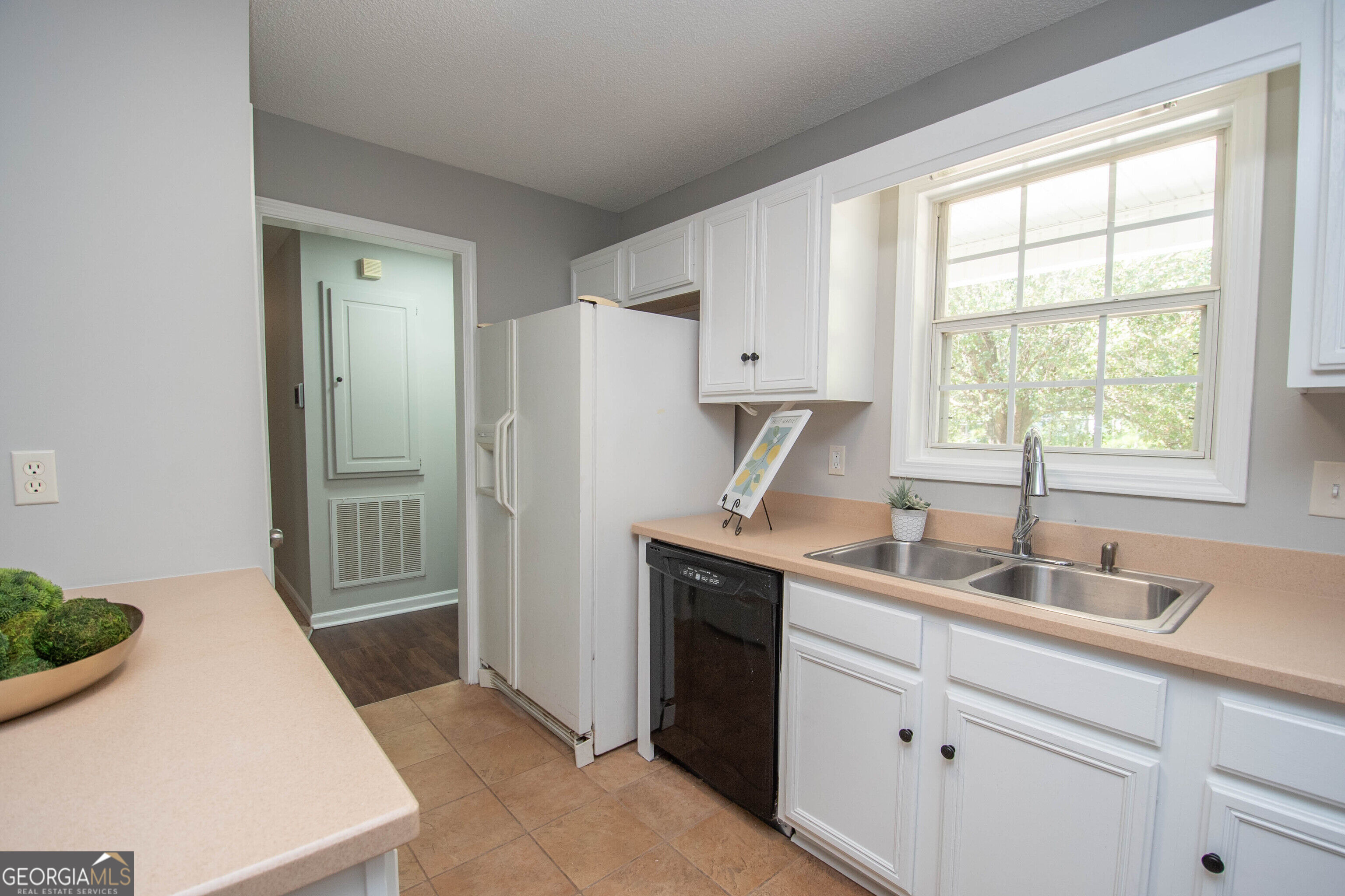 145 Edgemont Drive Property Photo 12