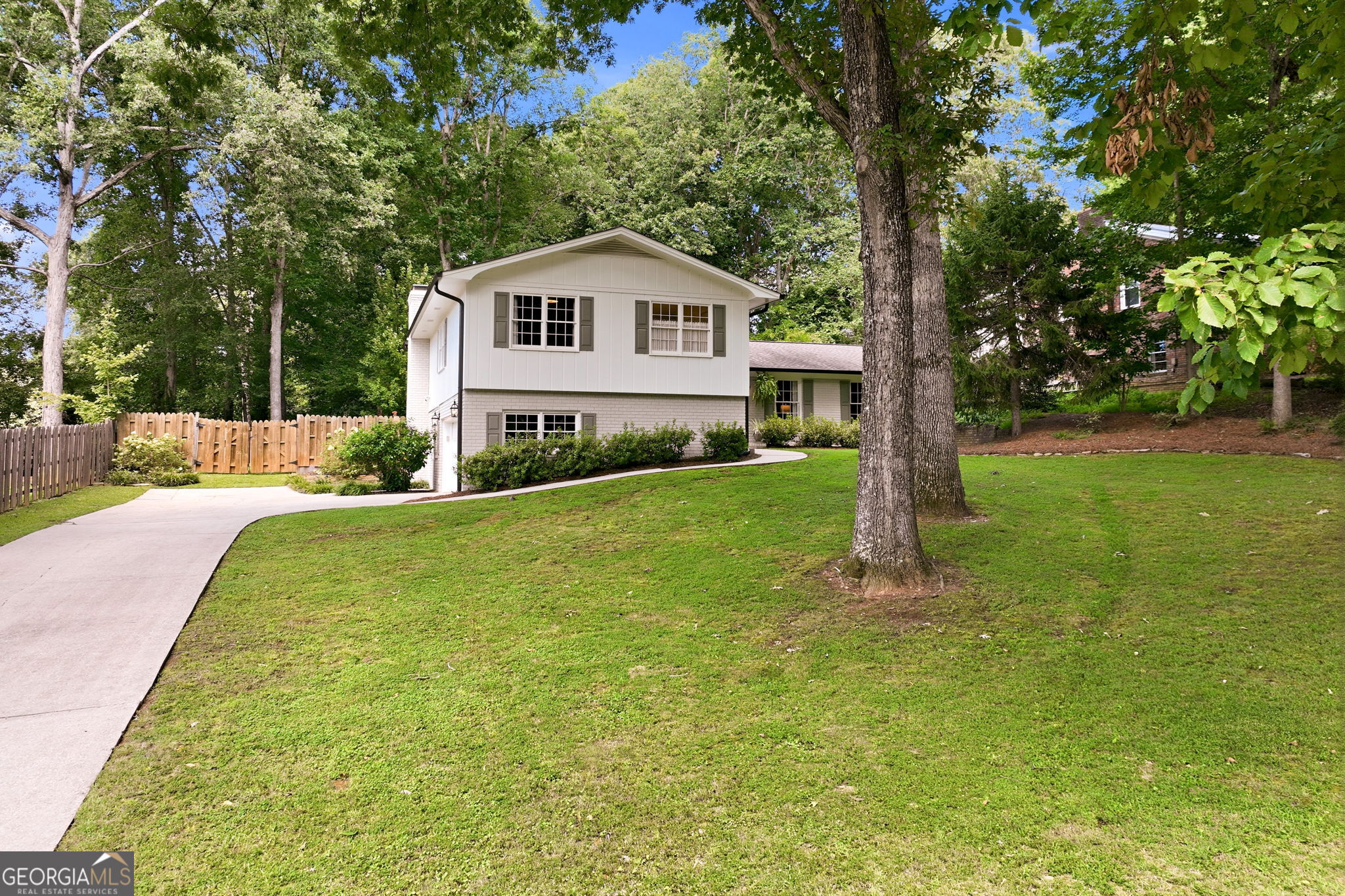 670 Robinhood Trail Property Photo 5