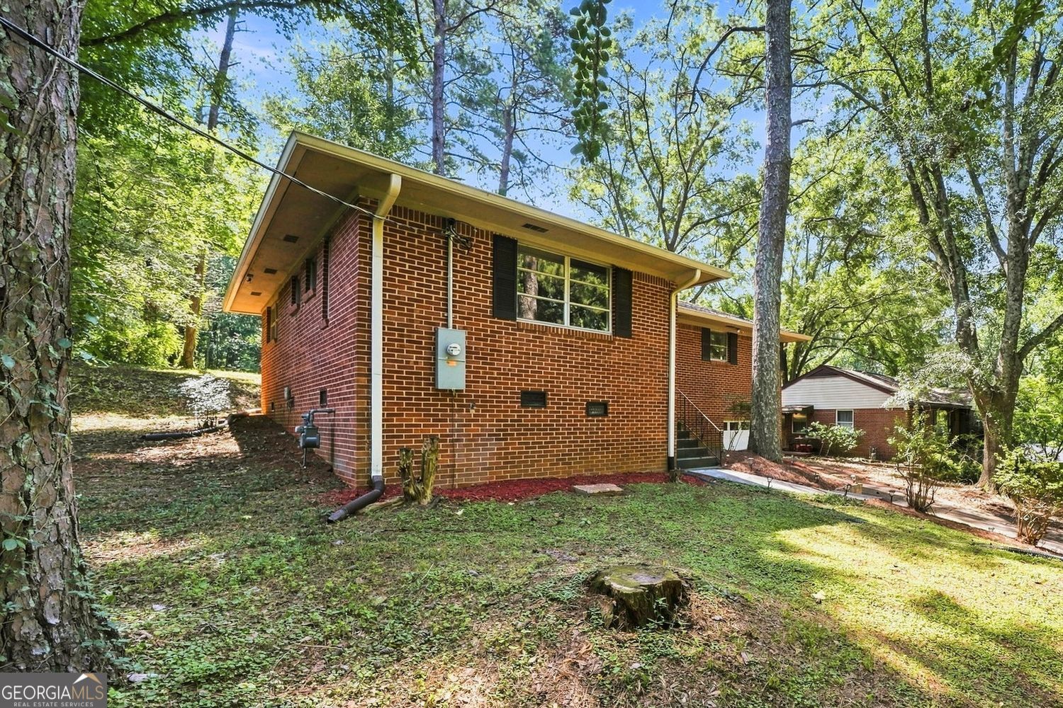 128 Dickson Court Property Photo 3