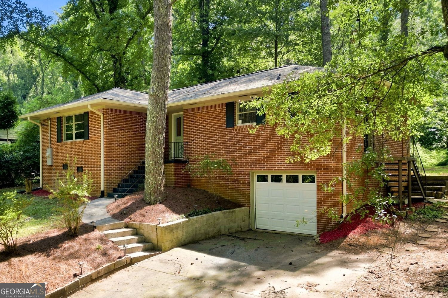 128 Dickson Court Property Photo 4