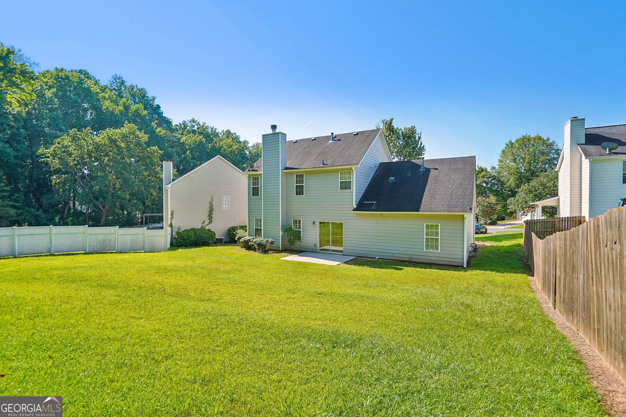 382 Silverthorn Drive Property Photo 4