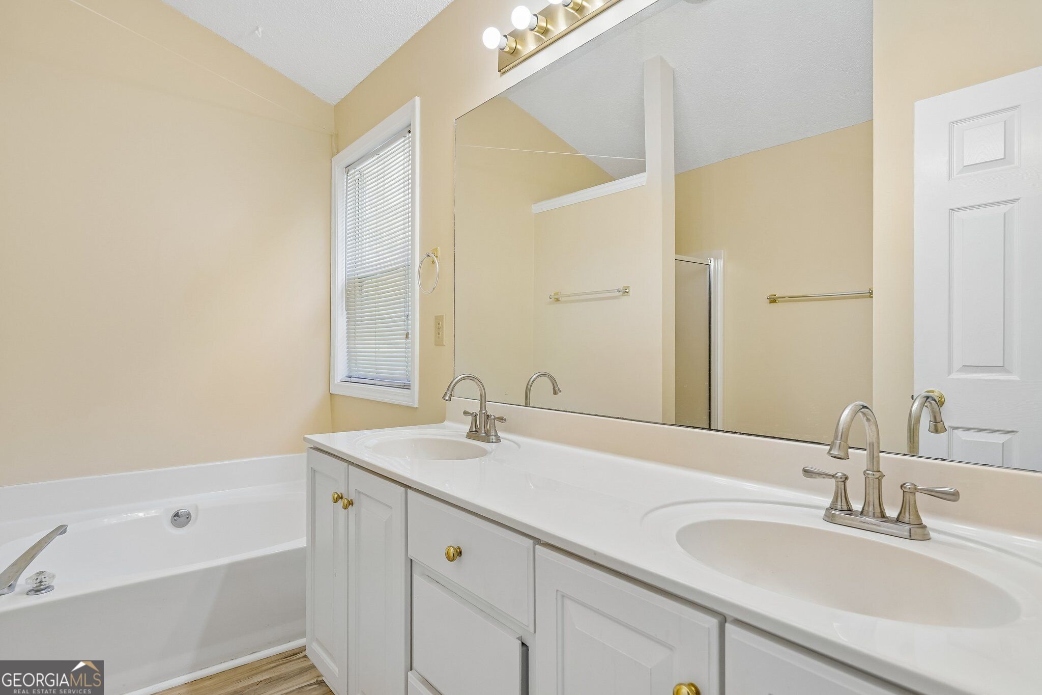 382 Silverthorn Drive Property Photo 29