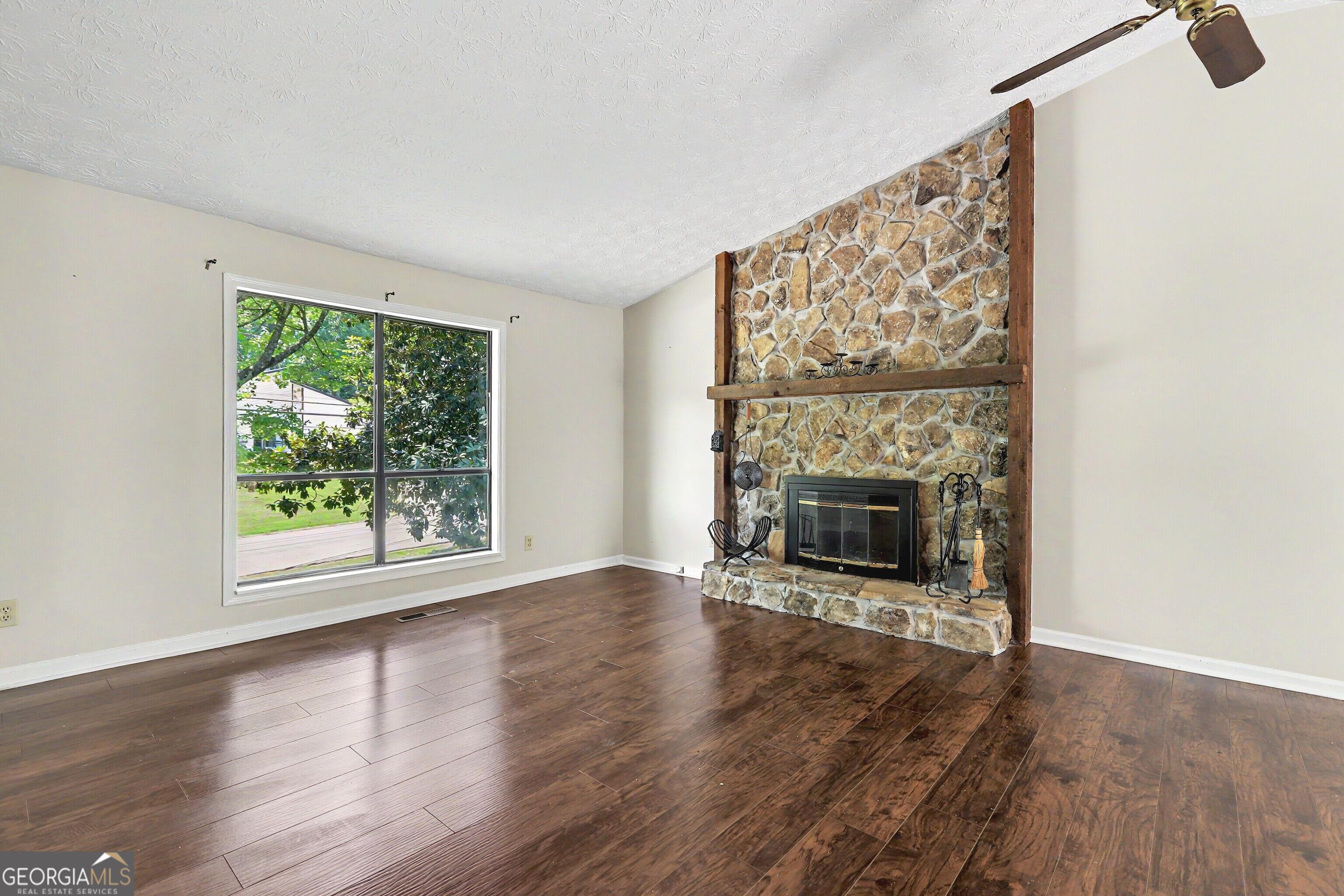 2571 Wildflower Lane Property Photo 3