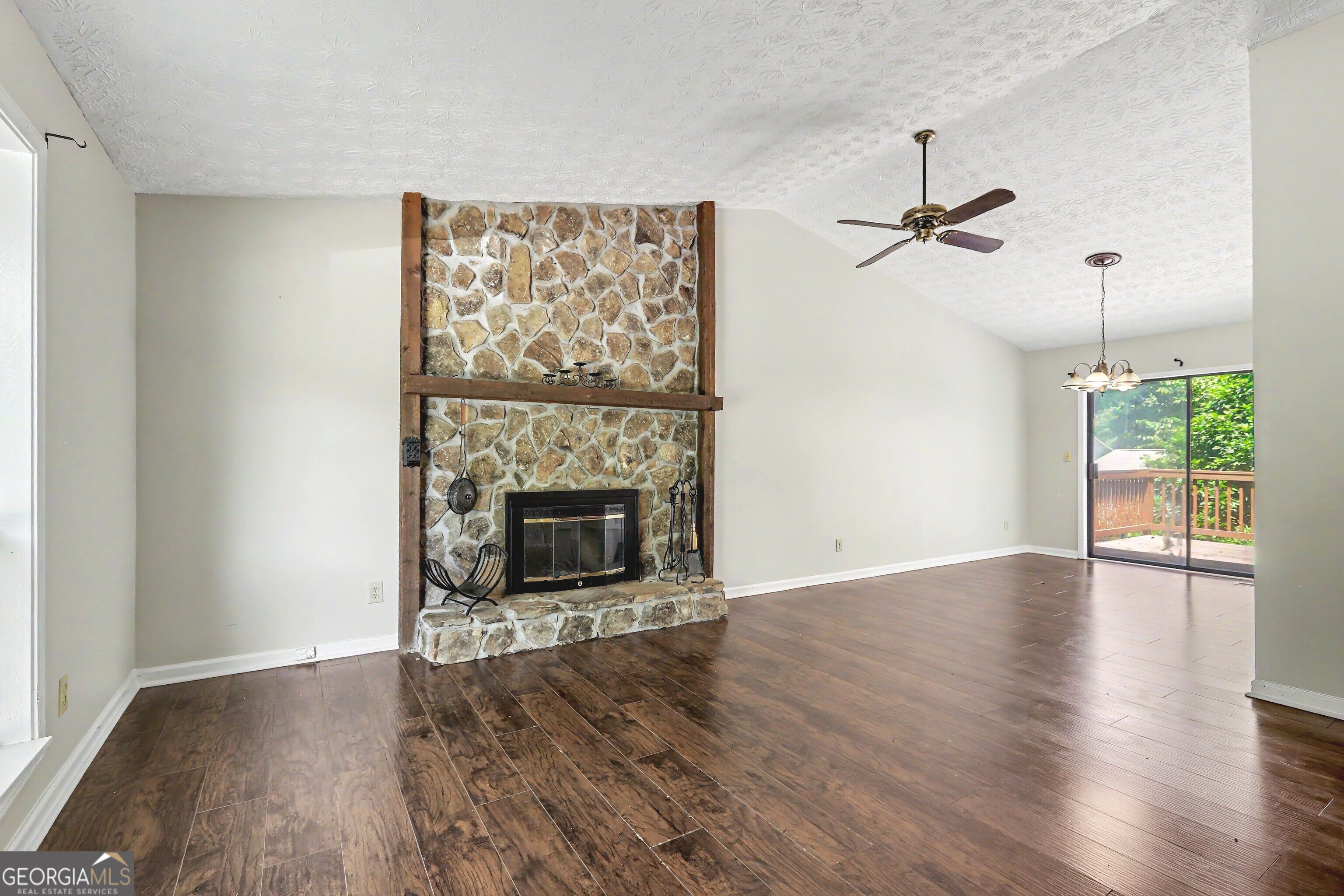 2571 Wildflower Lane Property Photo 4