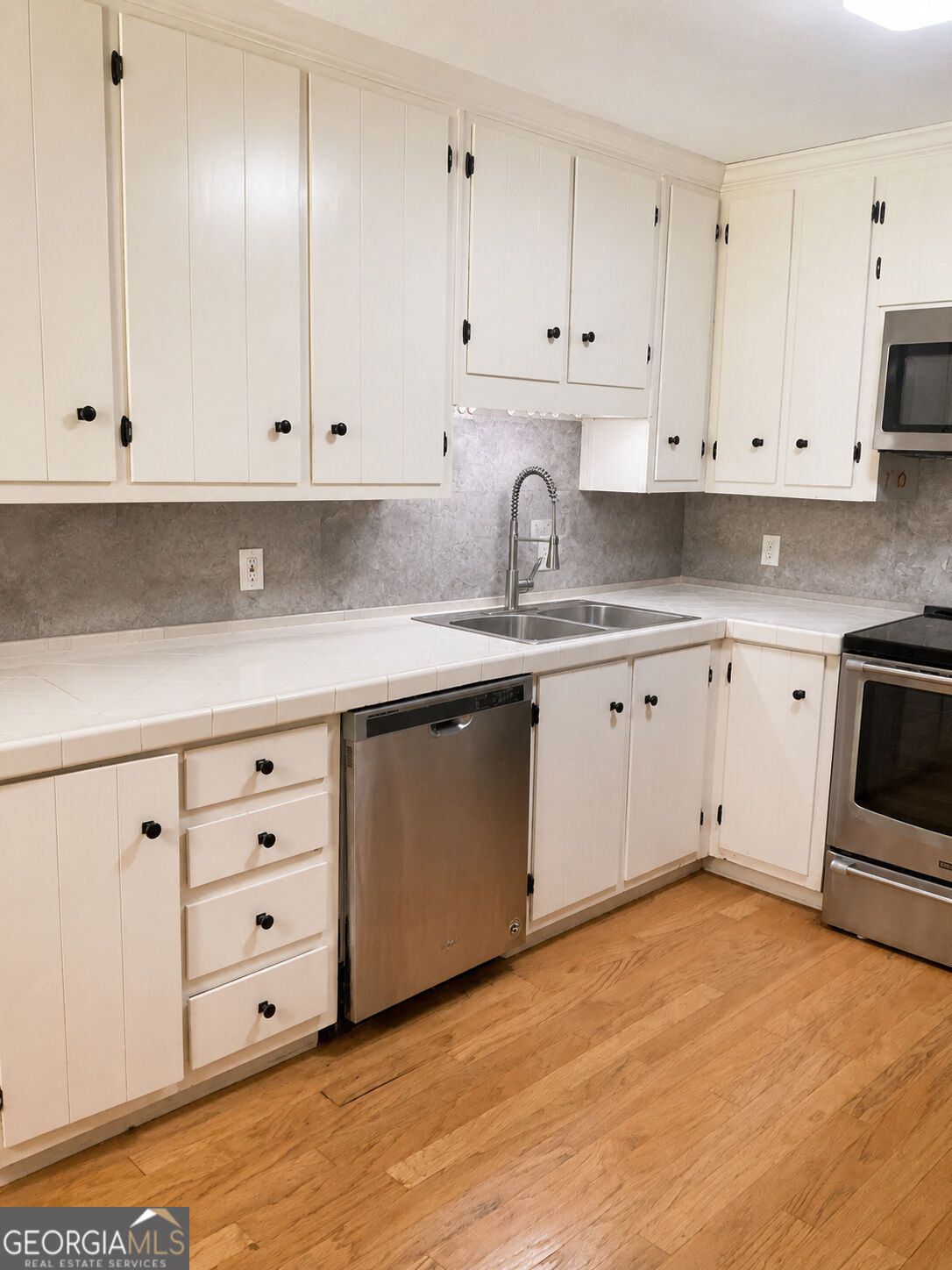 2384 Forest Green Drive Property Photo 2