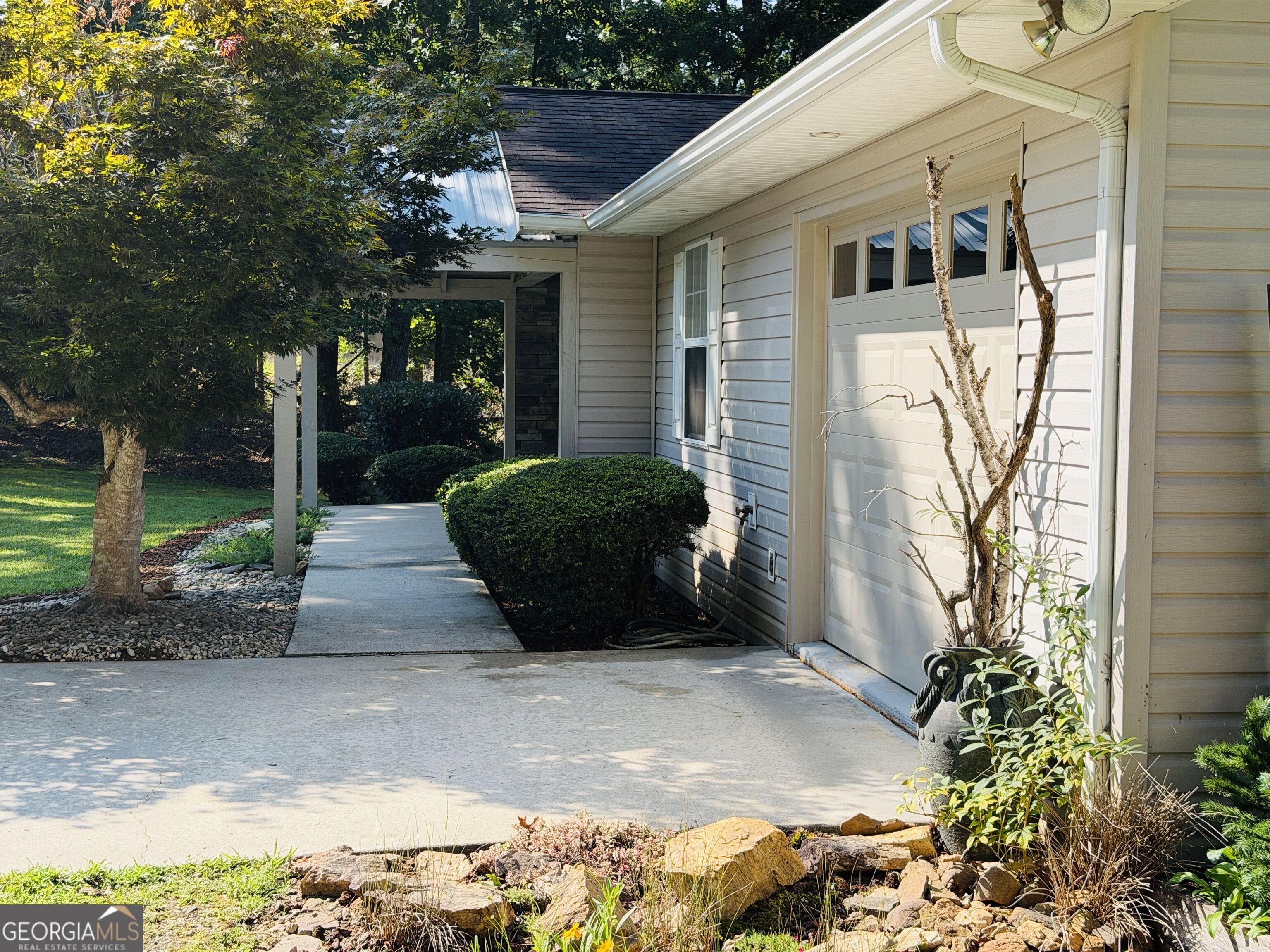 1533 John Smith Road E Property Photo 5