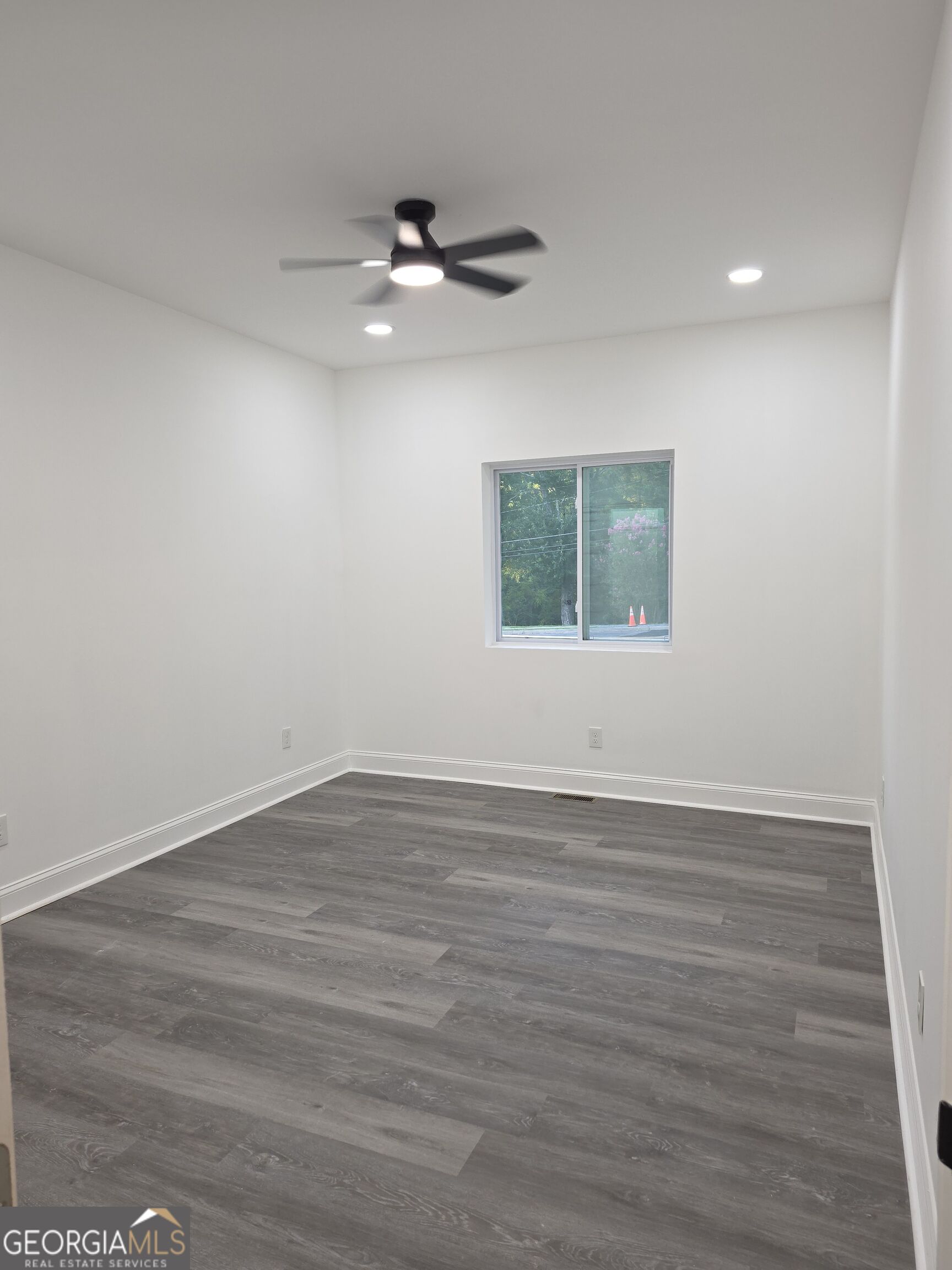1009 S Gordon Road Property Photo 13