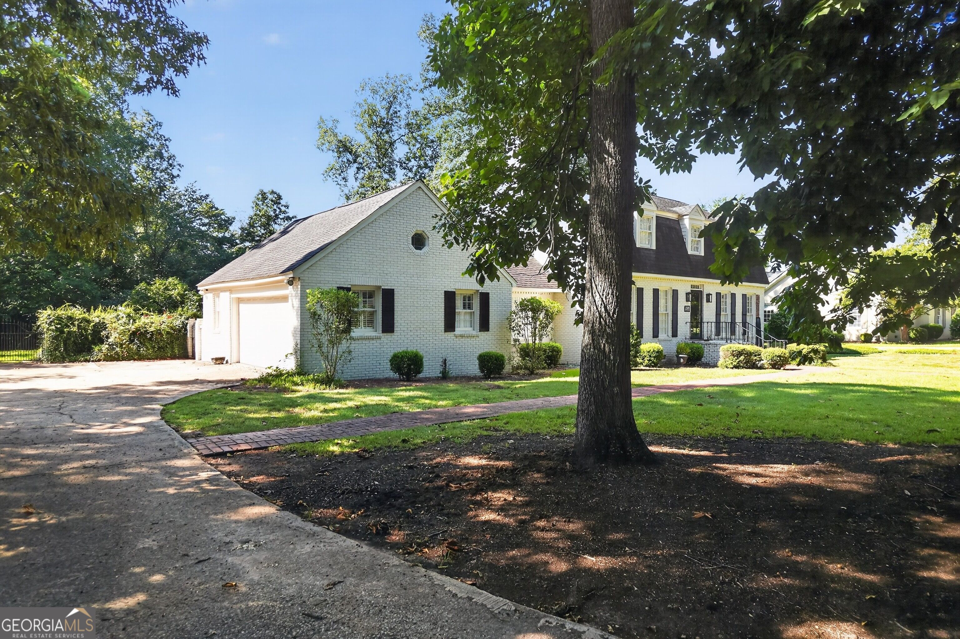 2210 E Doublegate Drive Property Photo 3