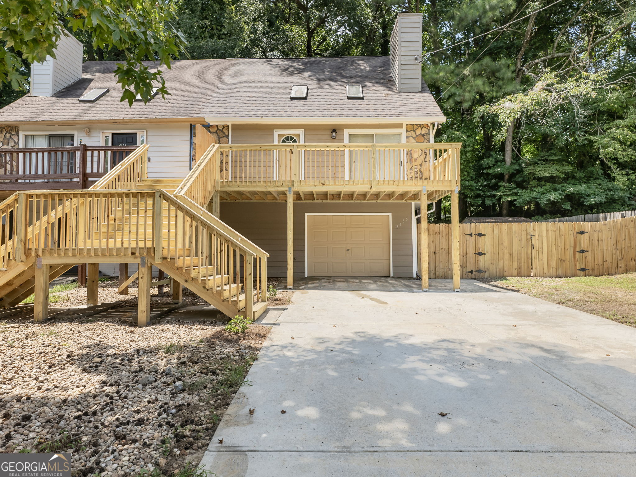 2136 Valley Oaks Drive SE Property Photo 1