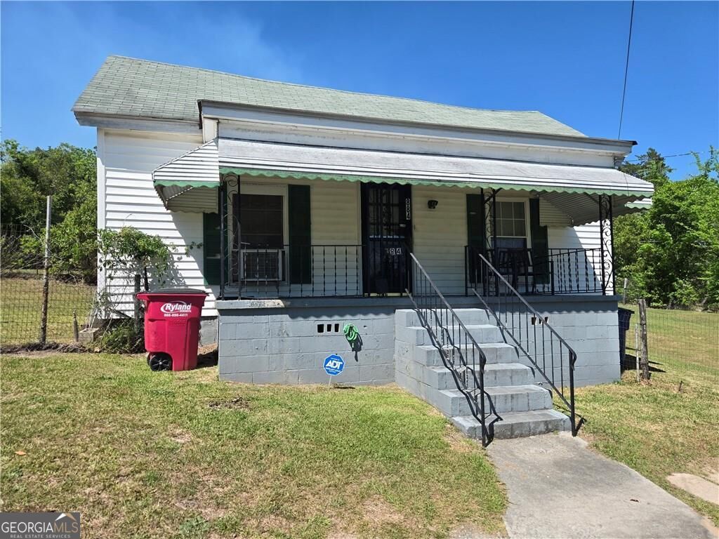 884 Cowan Street Property Photo 1