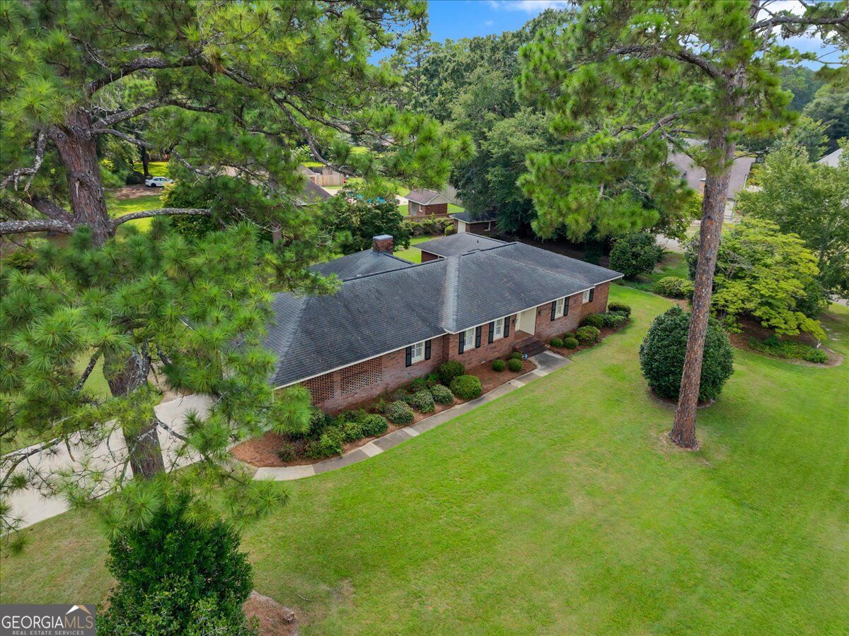 1200 Chennault Drive Property Photo 2