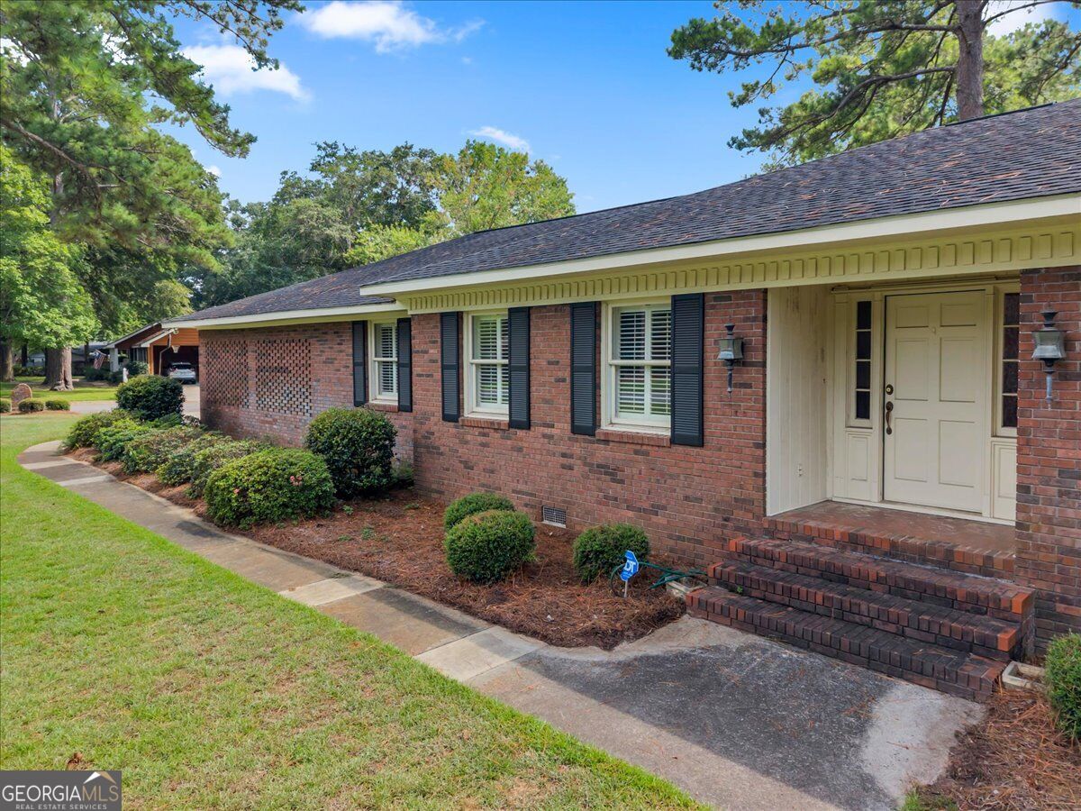 1200 Chennault Drive Property Photo 6