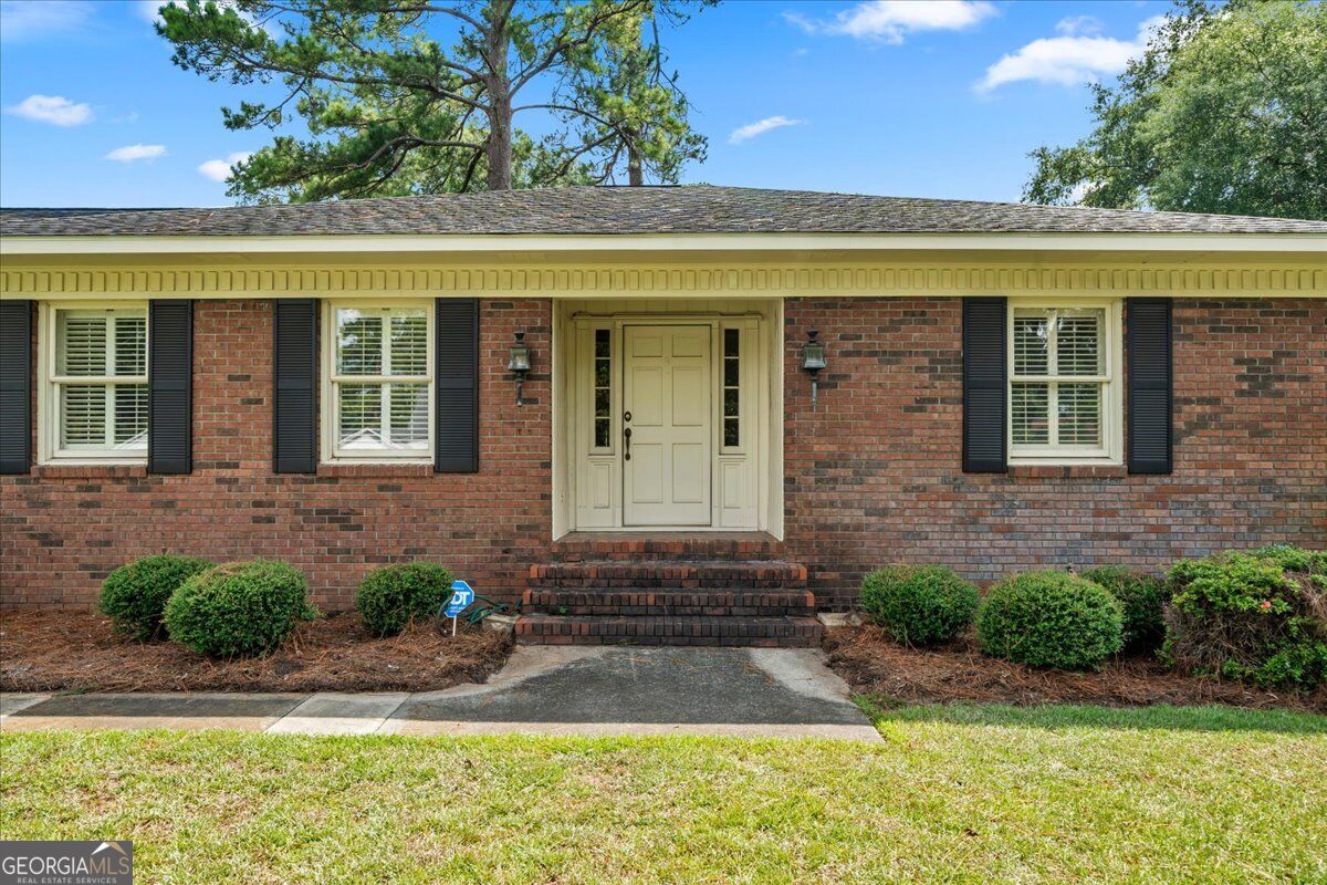 1200 Chennault Drive Property Photo 7