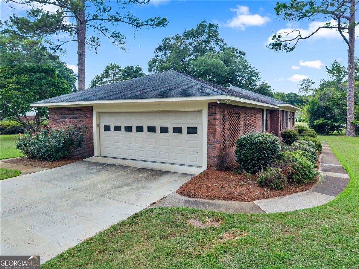 1200 Chennault Drive Property Photo 8