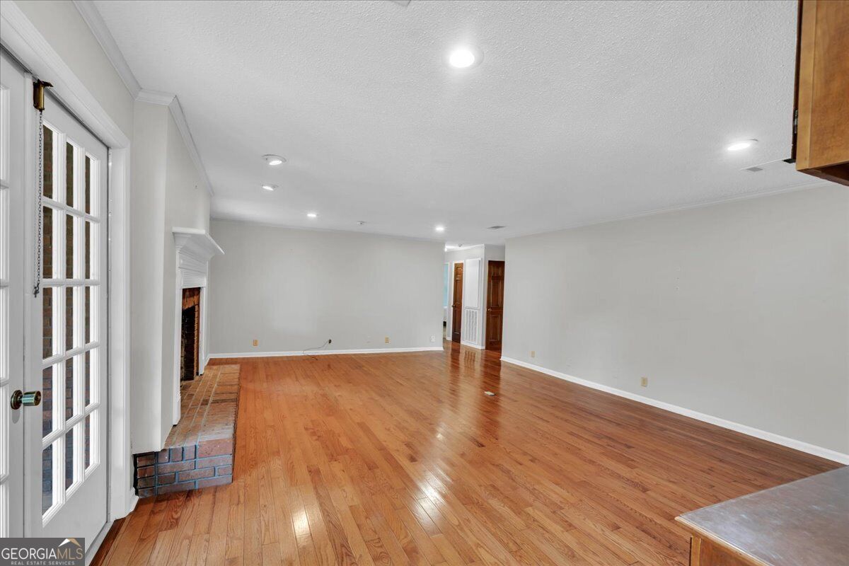 1200 Chennault Drive Property Photo 27
