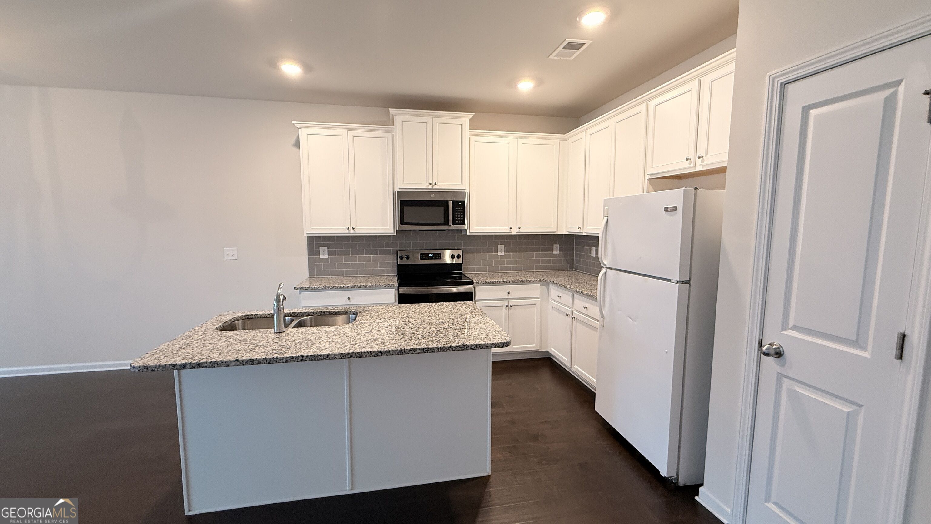 7085 Gladstone Circle Property Photo 3