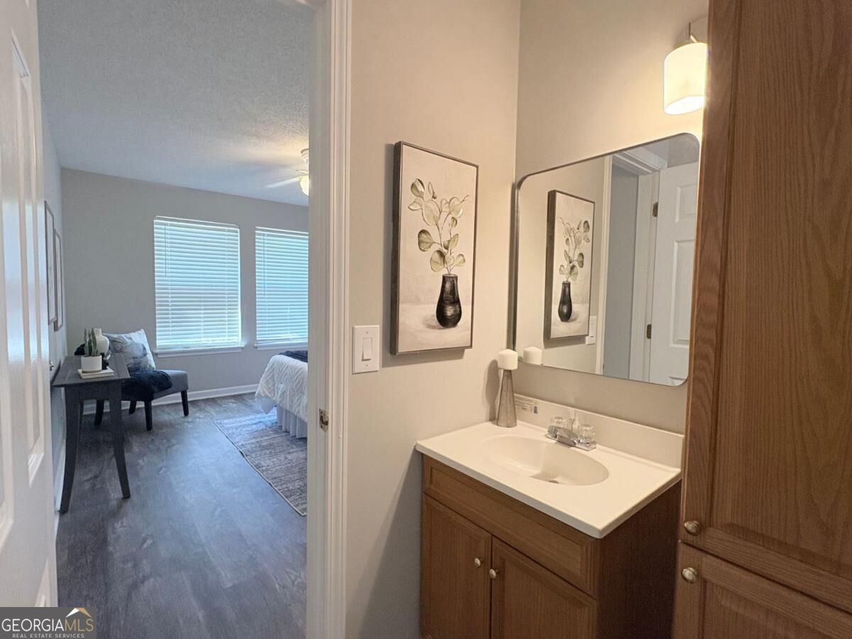 9049 Stoneleigh Trace Property Photo 8