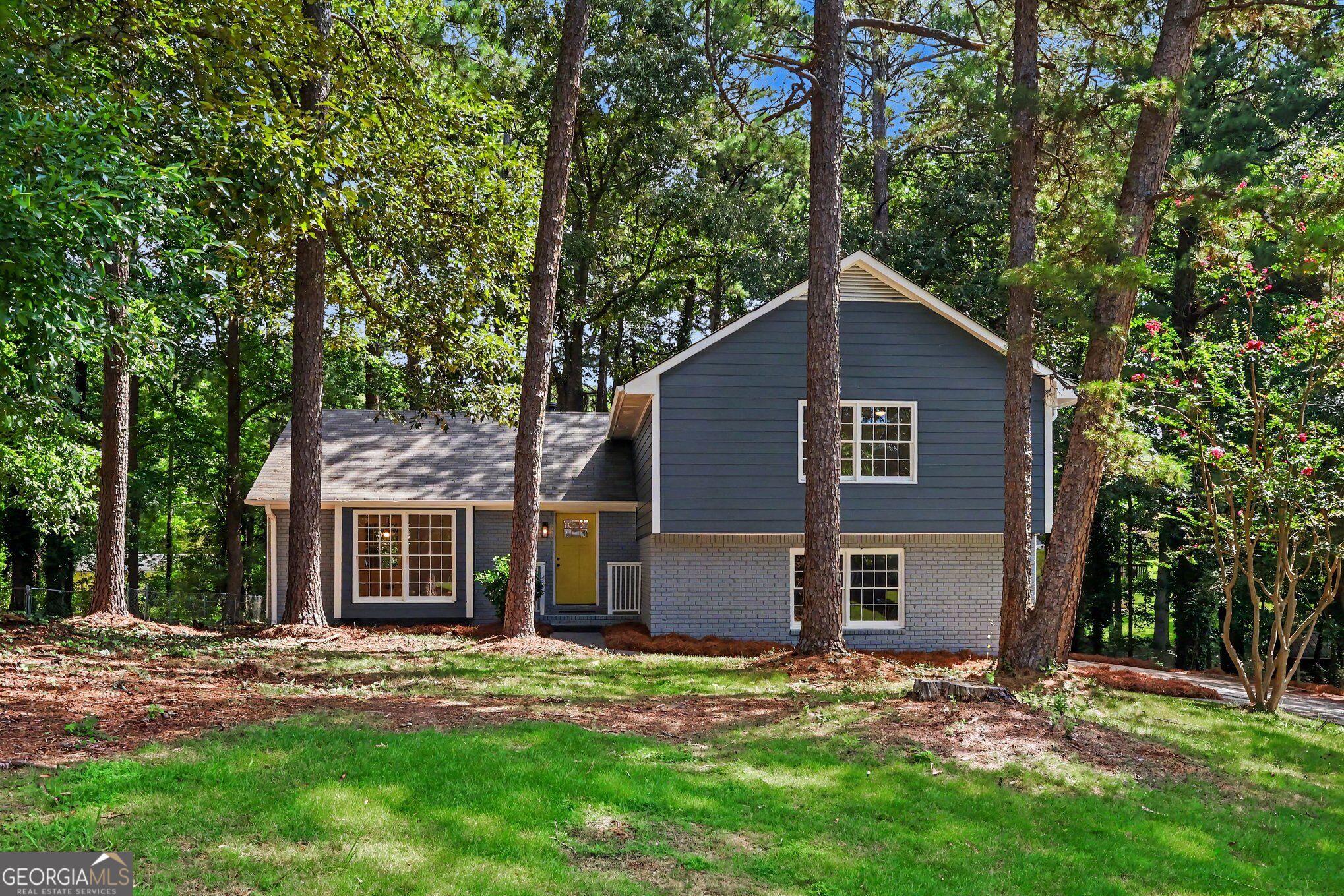 1915 Lisa Lane Property Photo 1