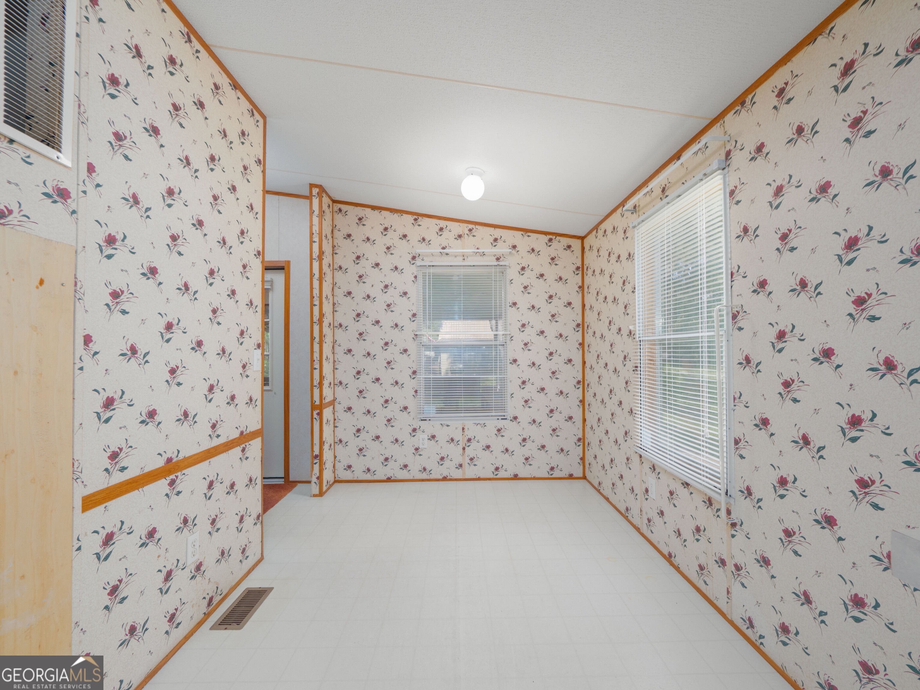 1042 Live Oak Lane Ne Property Photo 9