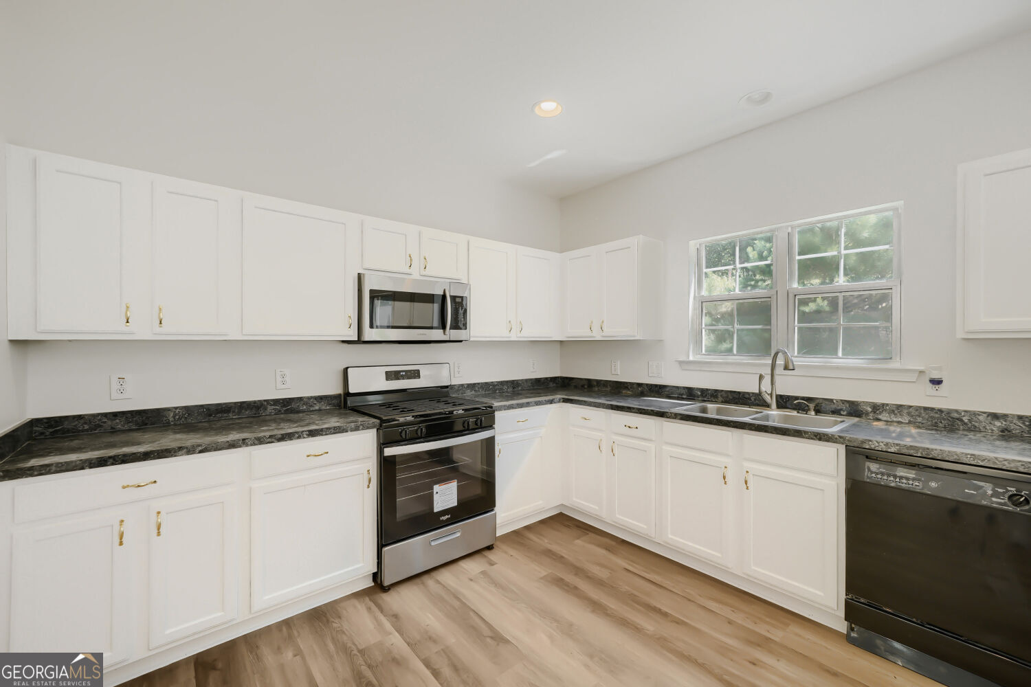 1533 Fenmore Street Property Photo 10