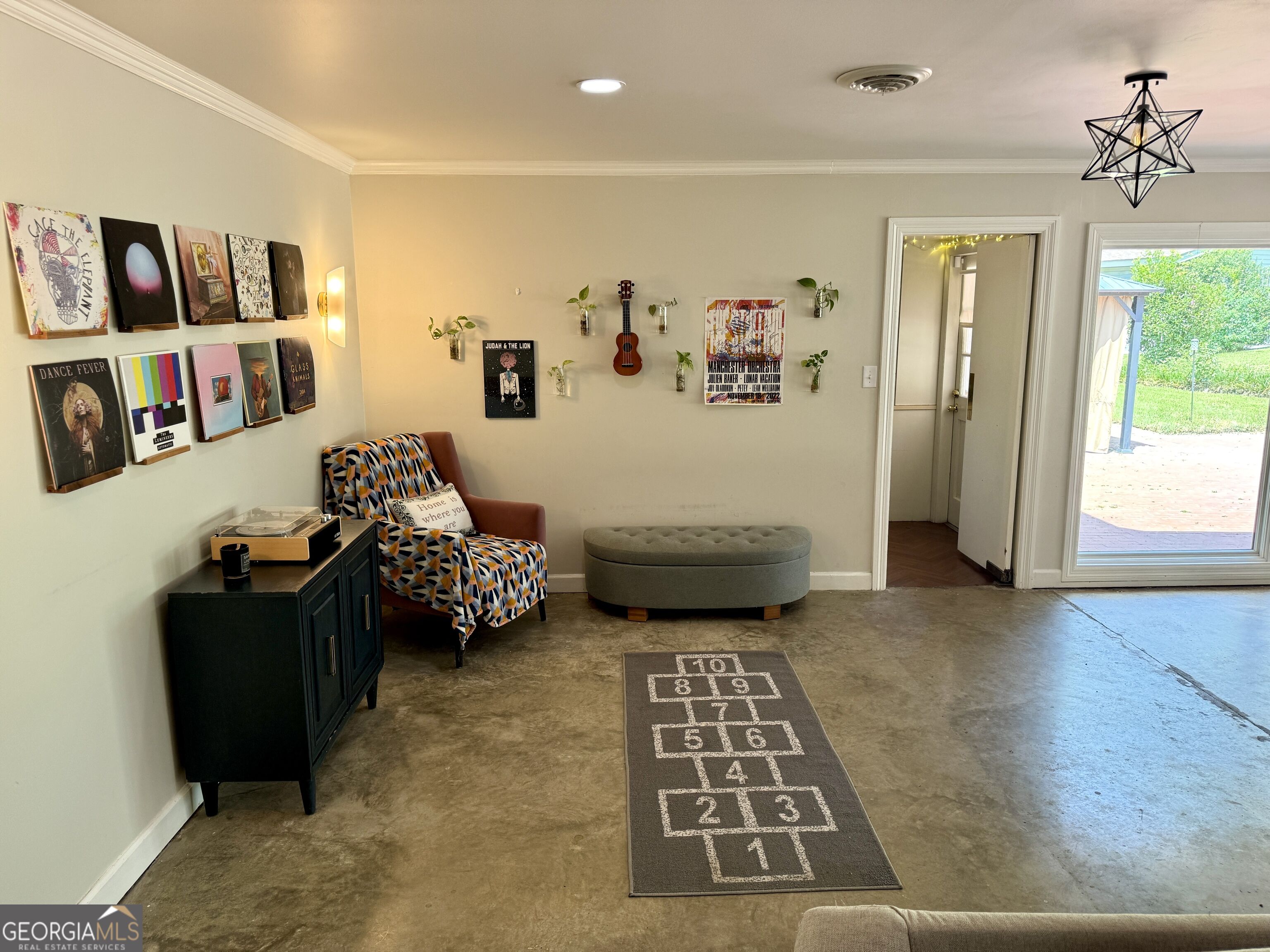 557 Walton Court Property Photo 8