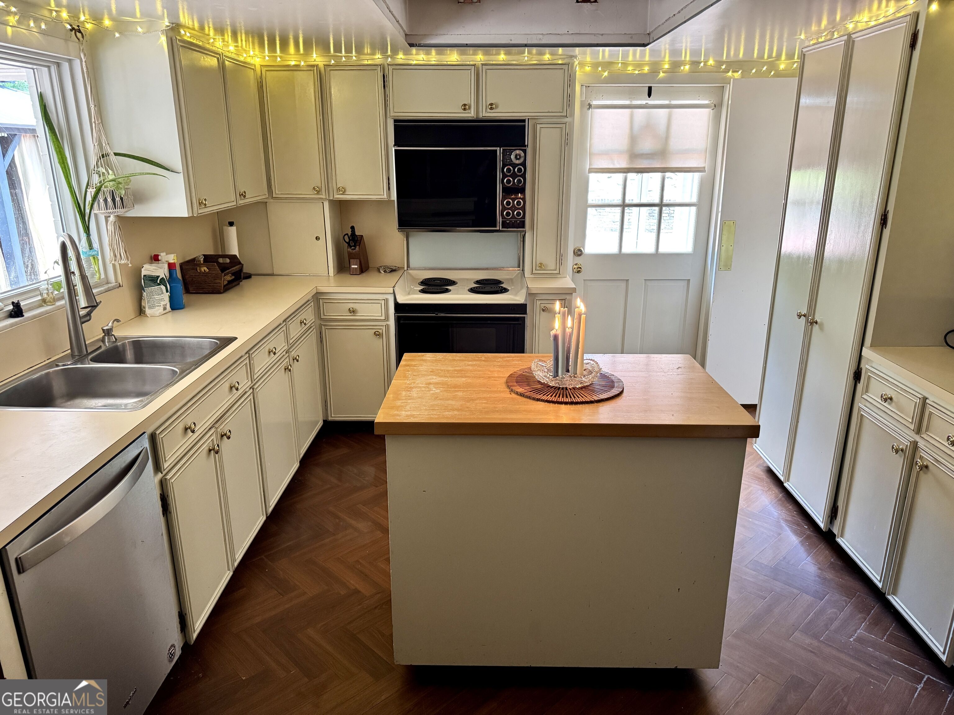 557 Walton Court Property Photo 10