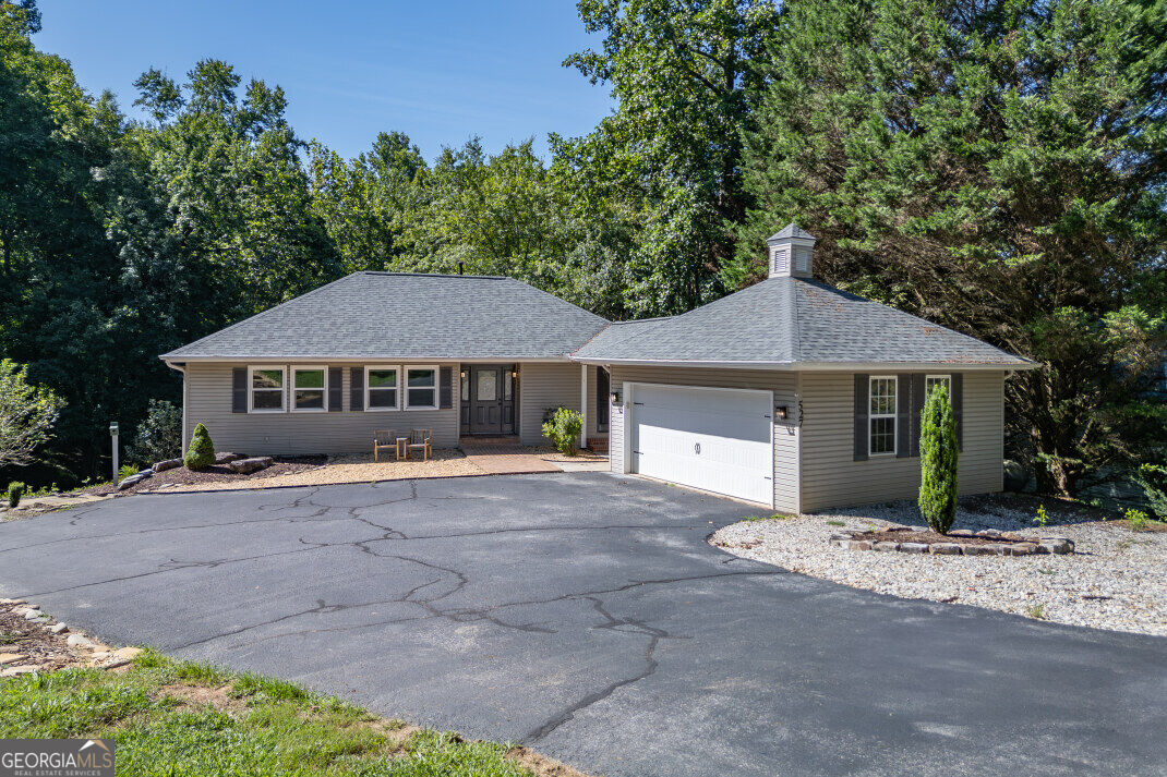 527 Pinebrook Drive Property Photo 1