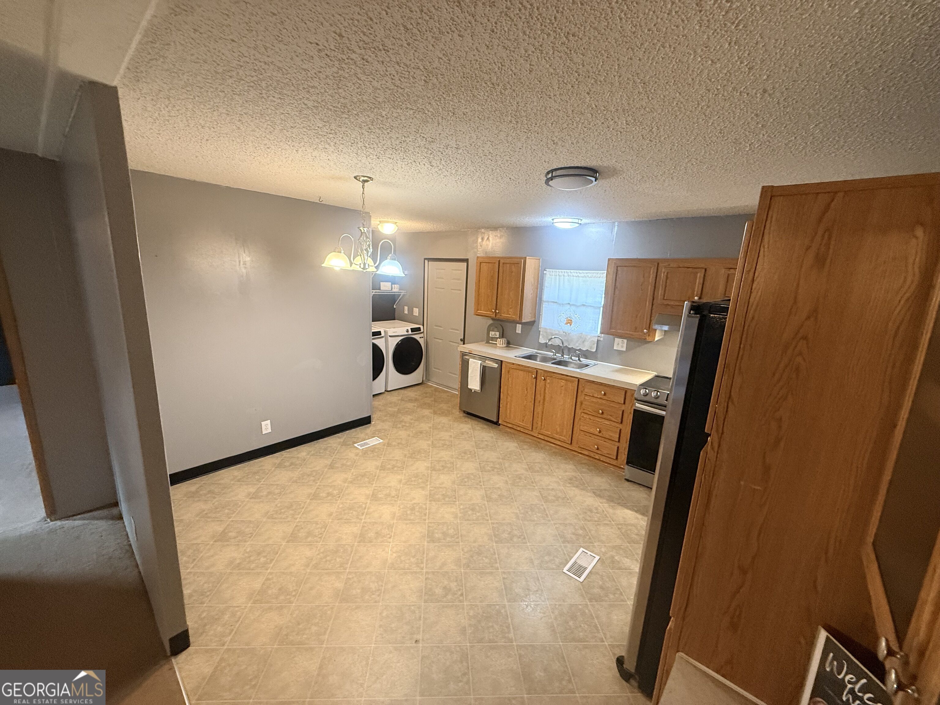 84 Skyland Drive E Property Photo 11