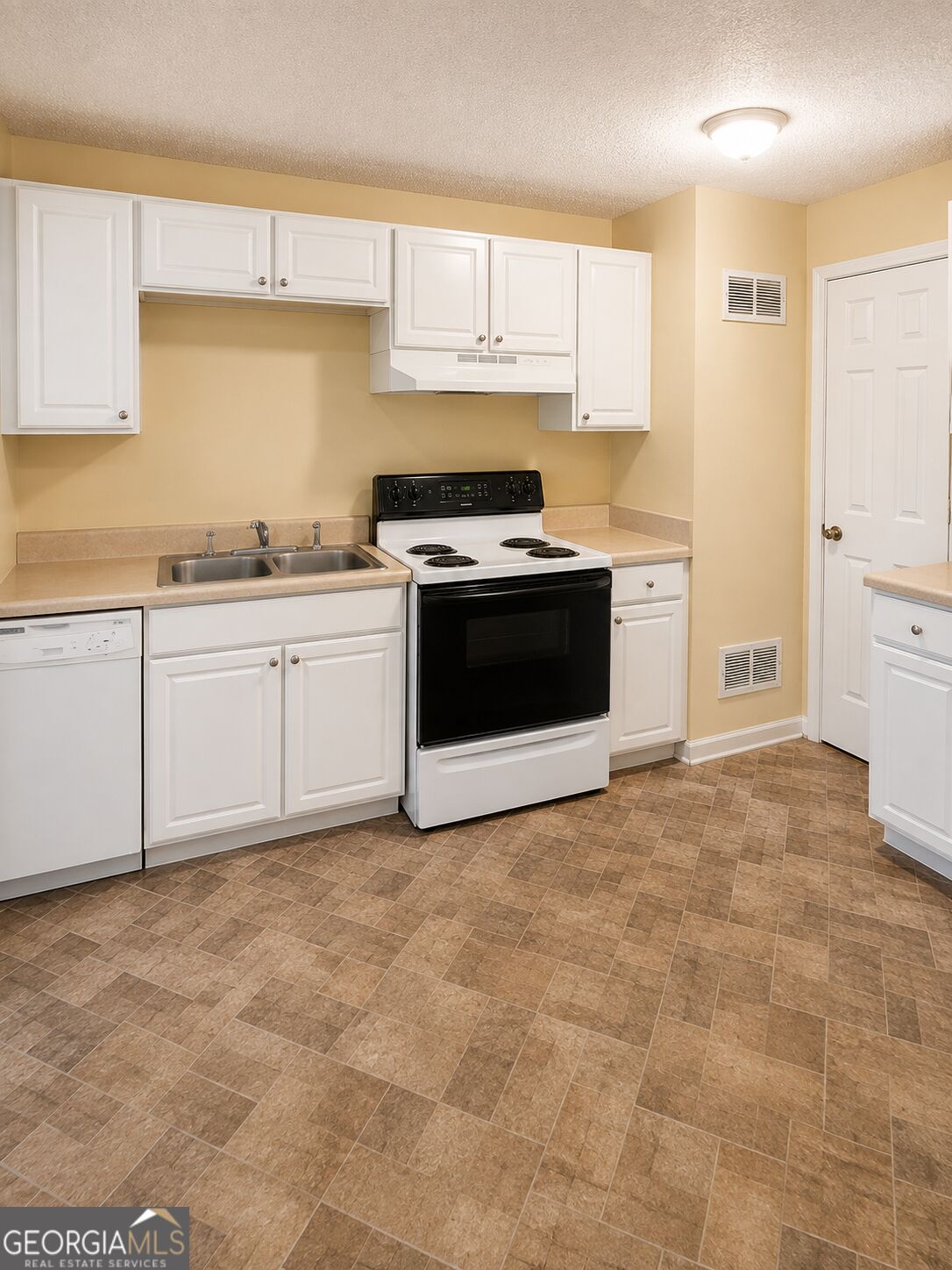 93 Forest Road Property Photo 6