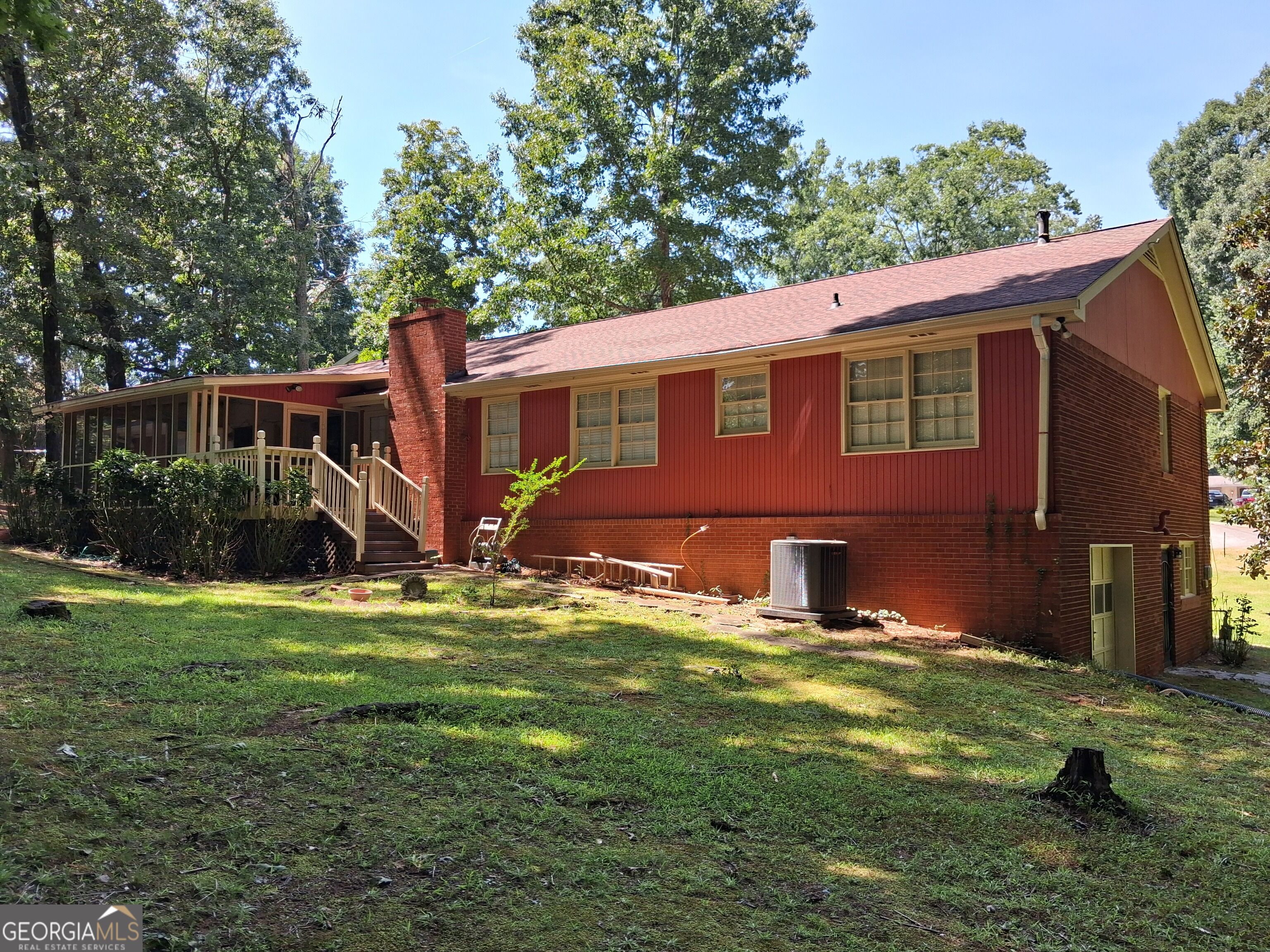 2589 King Circle Se Property Photo 2