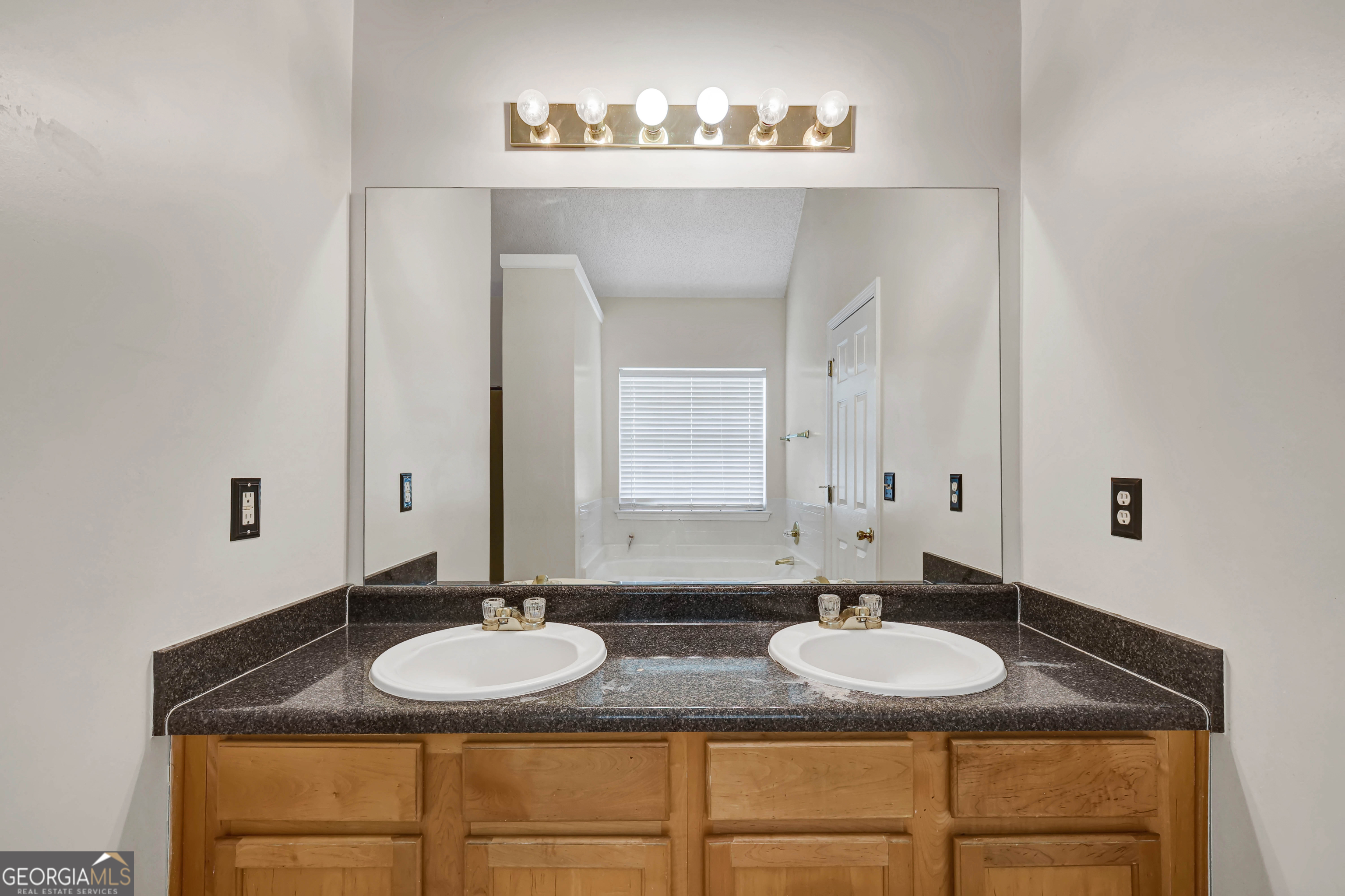 6827 Hill Creek Cove Property Photo 28