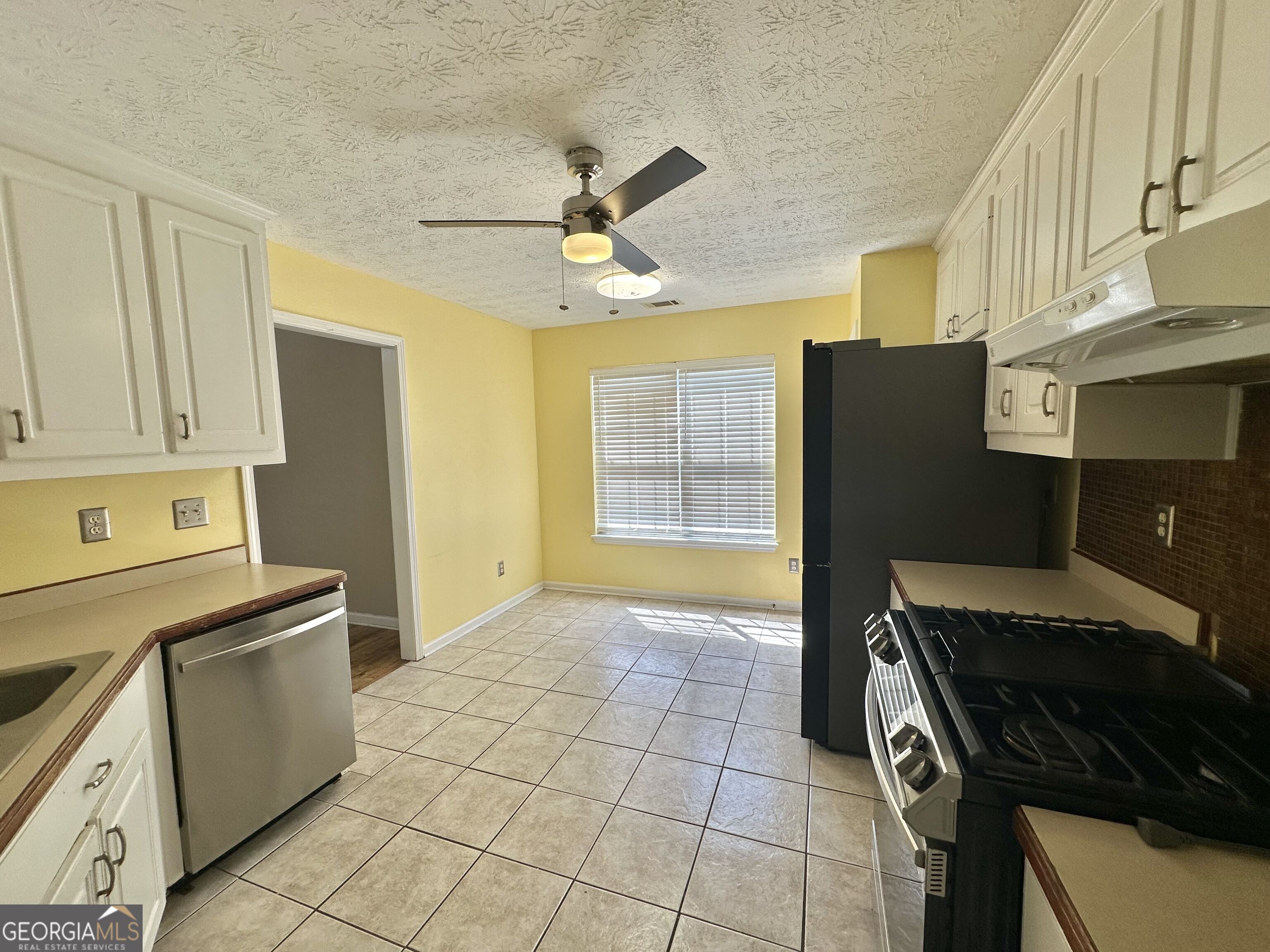 30 Syracuse Lane Property Photo 8
