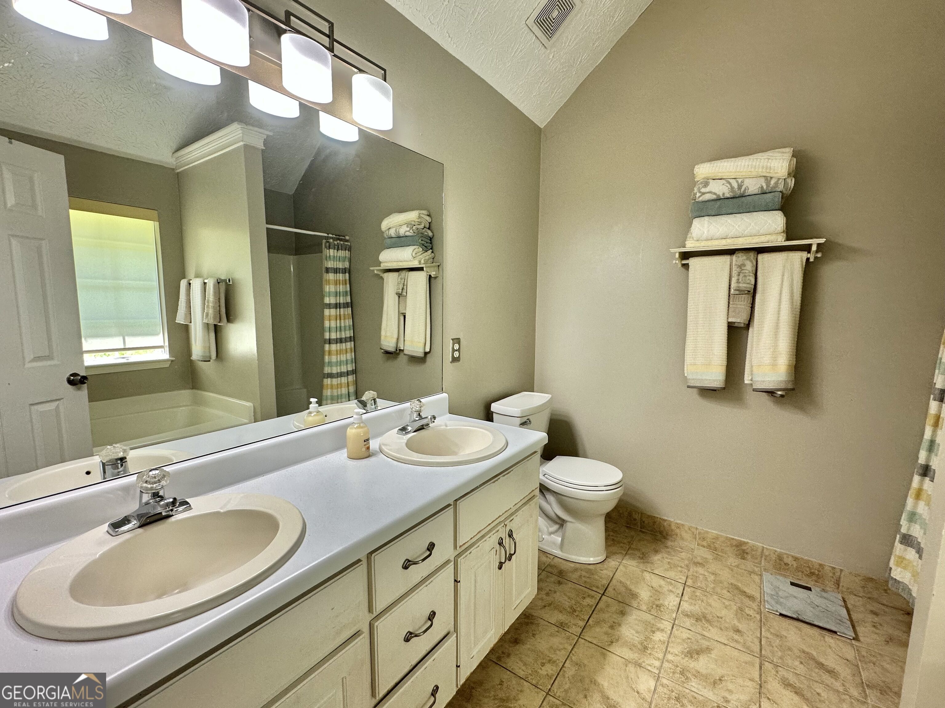 30 Syracuse Lane Property Photo 12