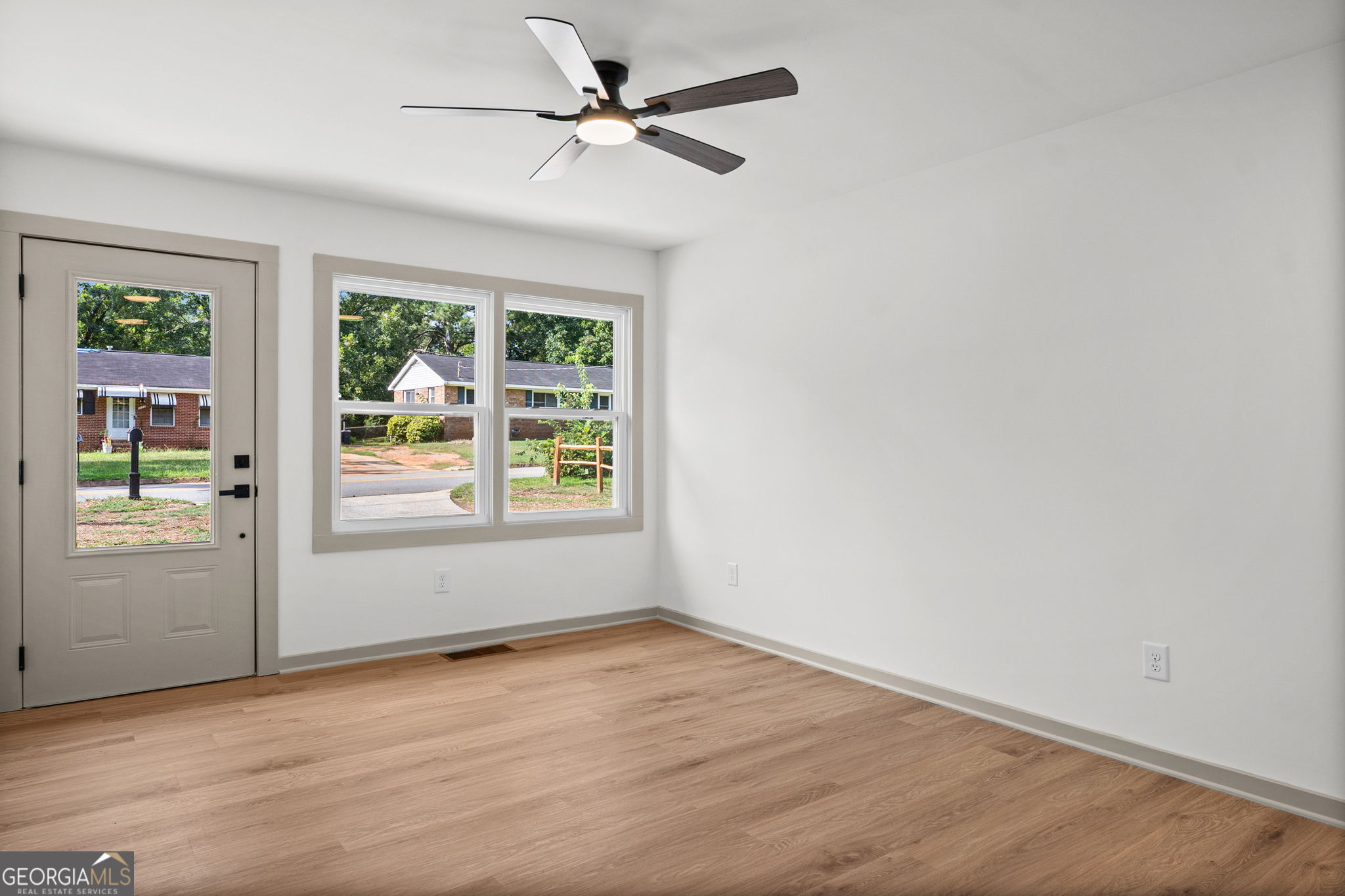 1111 Parkview Drive Property Photo 3
