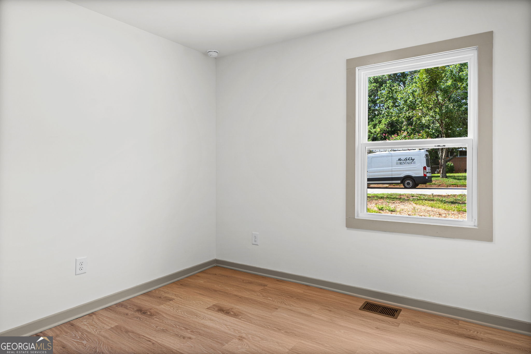 1111 Parkview Drive Property Photo 11