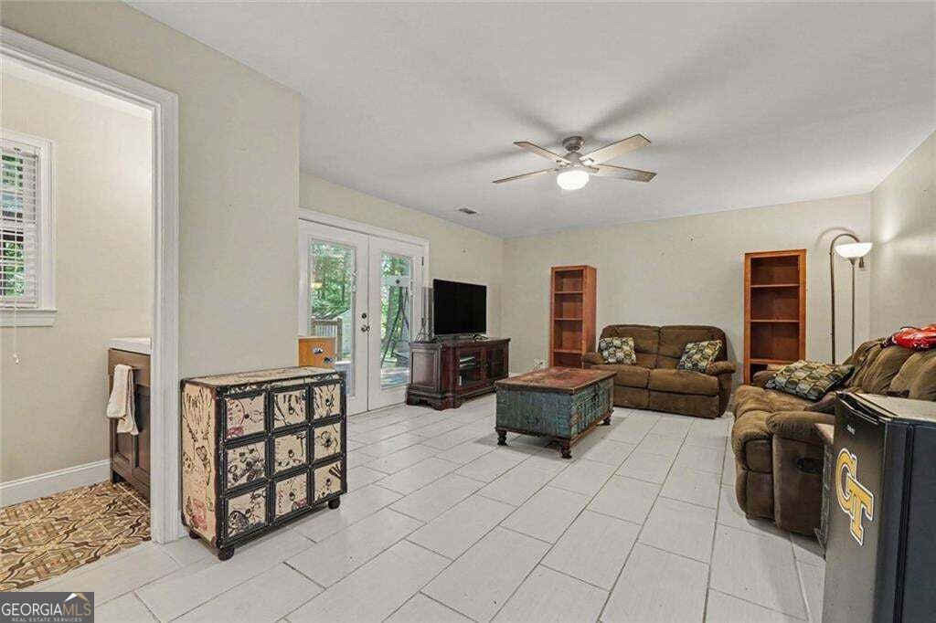 996 Miles Court Property Photo 4